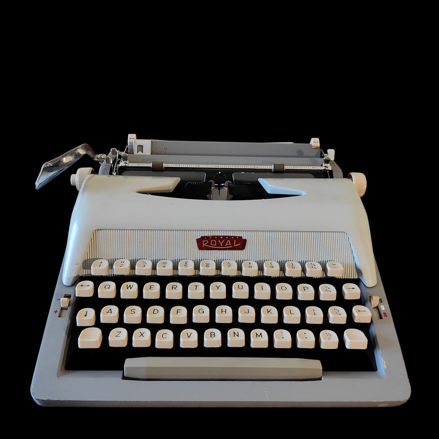 Image of Royal Royaluxe 425 Typewriter. Available from universaltypewritercompany.in