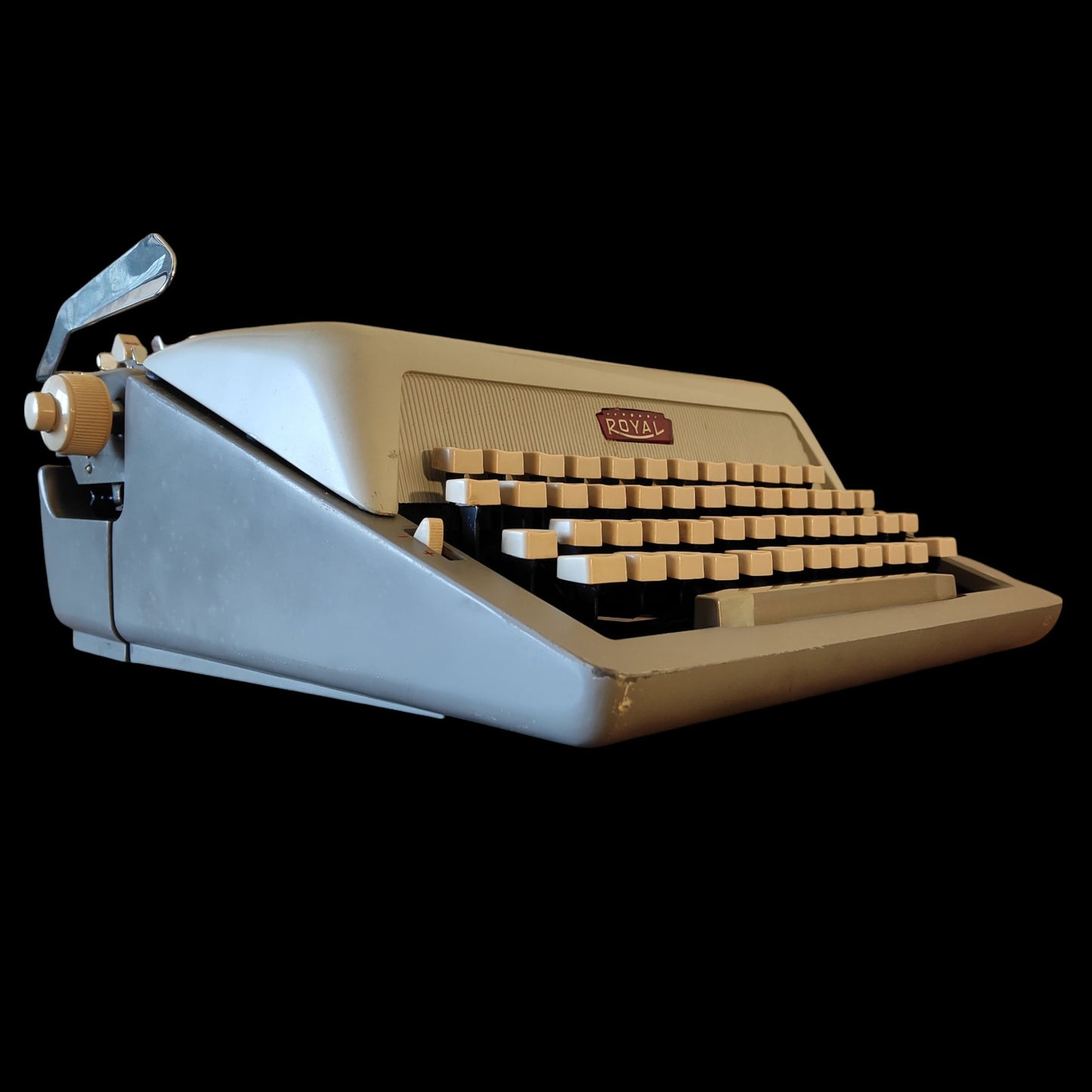 Image of Royal Royaluxe 425 Typewriter. Available from universaltypewritercompany.in