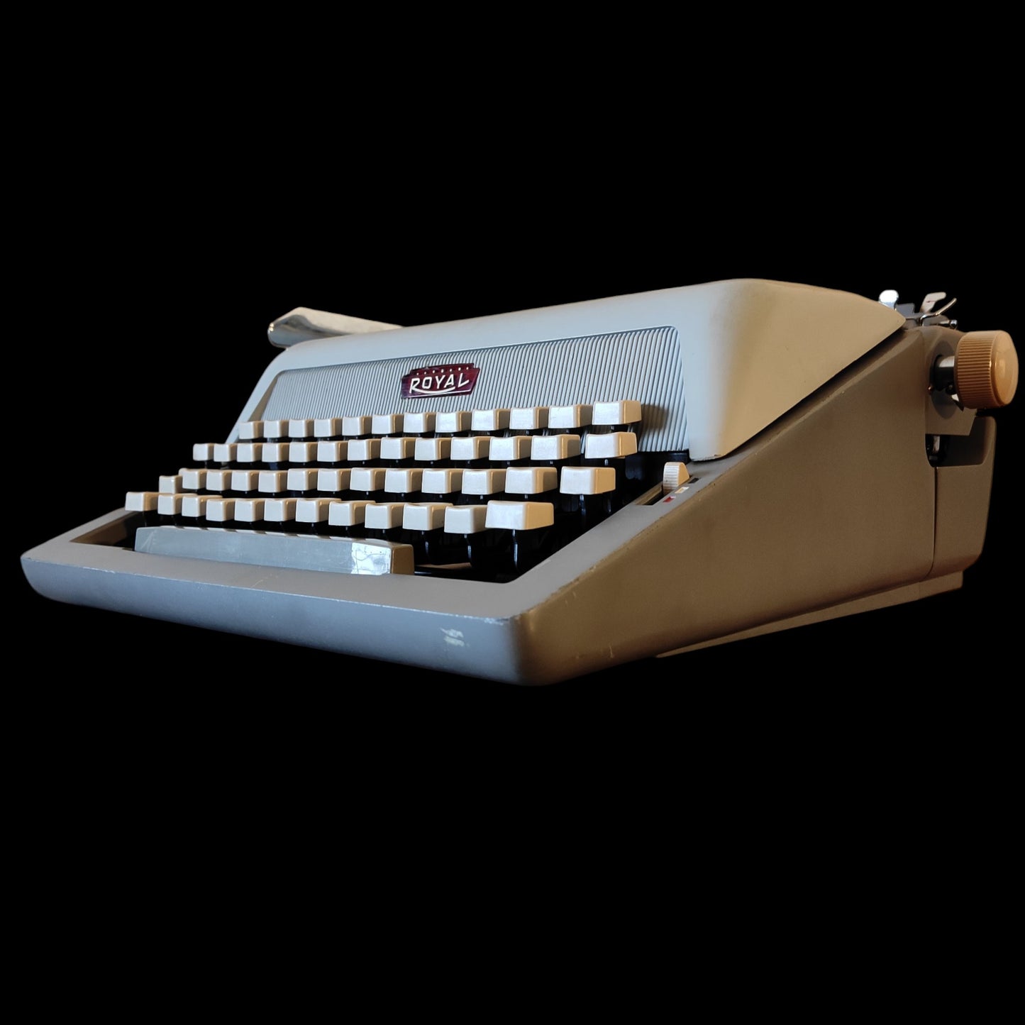 Image of Royal Royaluxe 425 Typewriter. Available from universaltypewritercompany.in