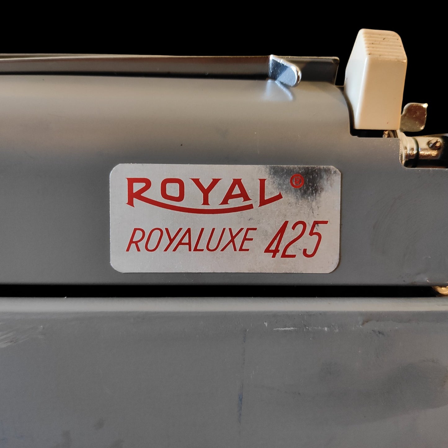 Image of Royal Royaluxe 425 Typewriter. Available from universaltypewritercompany.in