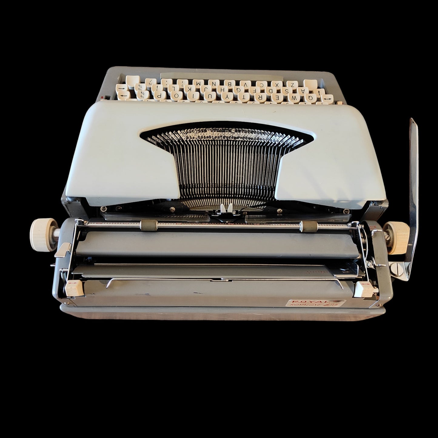 Image of Royal Royaluxe 425 Typewriter. Available from universaltypewritercompany.in