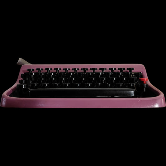 Image of Olivetti Lettera 22 Typewriter. Available from universaltypewritercompany.in