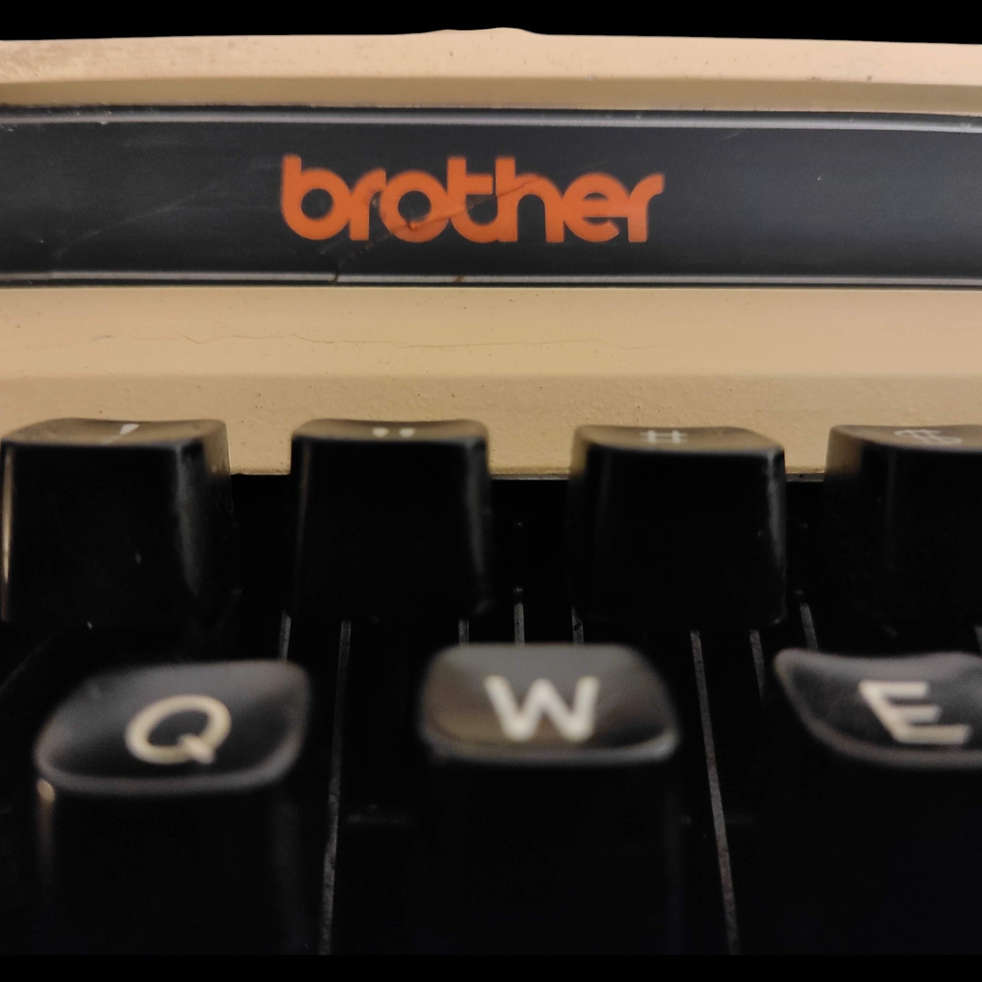 Image of Brother Deluxe 1613 Typewriter. Available from universaltypewritercompany.in