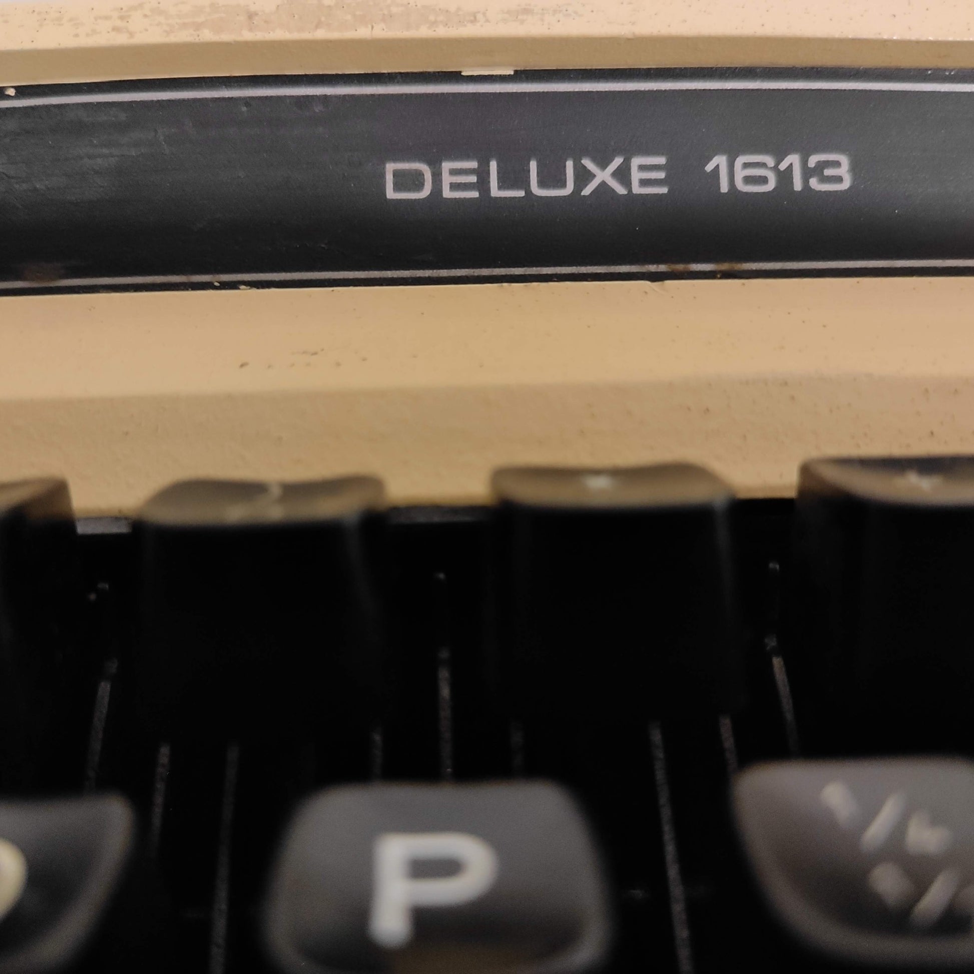 Image of Brother Deluxe 1613 Typewriter. Available from universaltypewritercompany.in