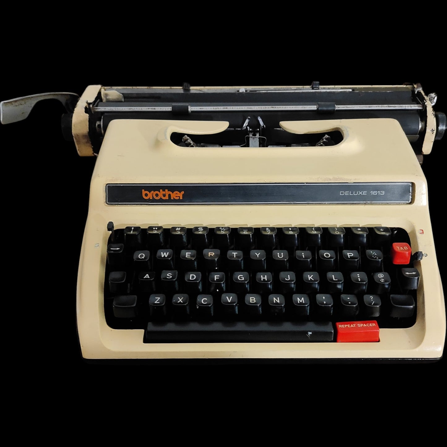 Image of Brother Deluxe 1613 Typewriter. Available from universaltypewritercompany.in