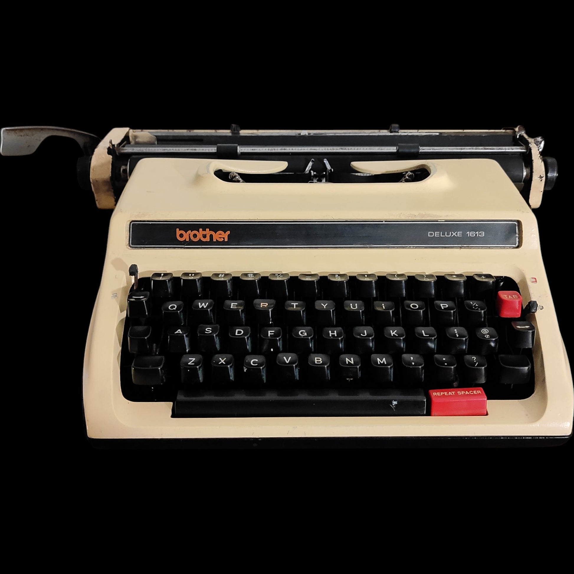 Image of Brother Deluxe 1613 Typewriter. Available from universaltypewritercompany.in