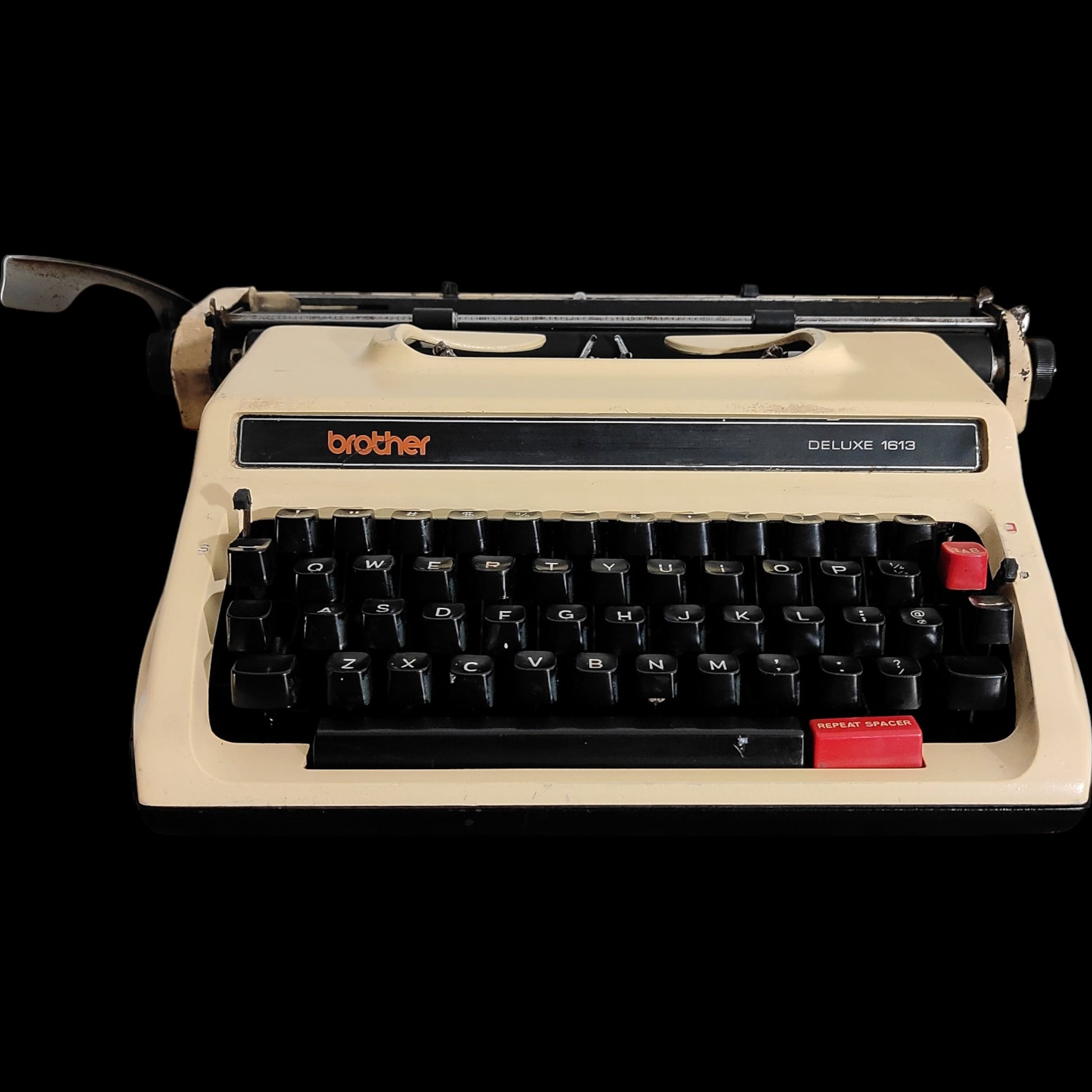 Image of Brother Deluxe 1613 Typewriter. Available from universaltypewritercompany.in