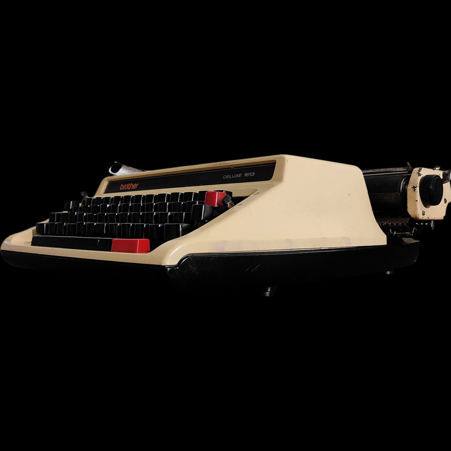 Image of Brother Deluxe 1613 Typewriter. Available from universaltypewritercompany.in