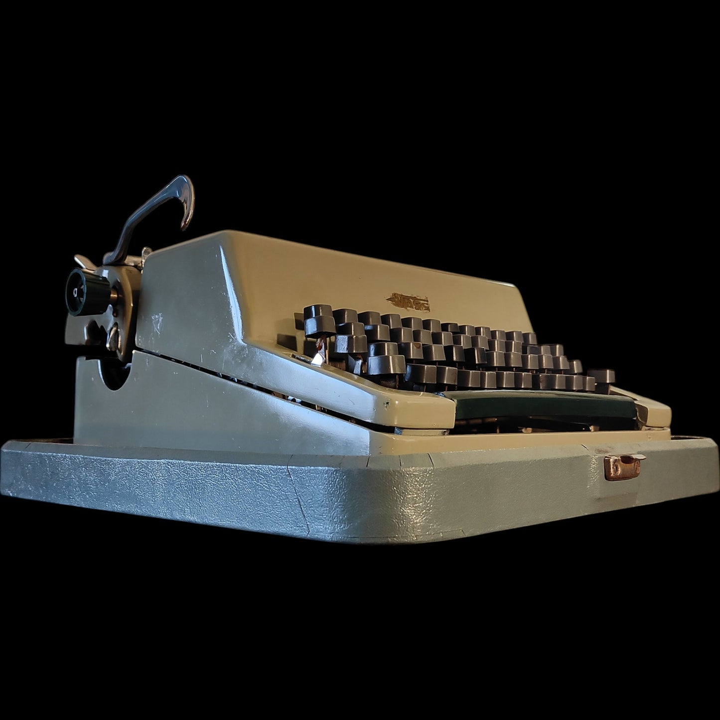 Image of Voss Typewriter. Available from universaltypewritercompany.in