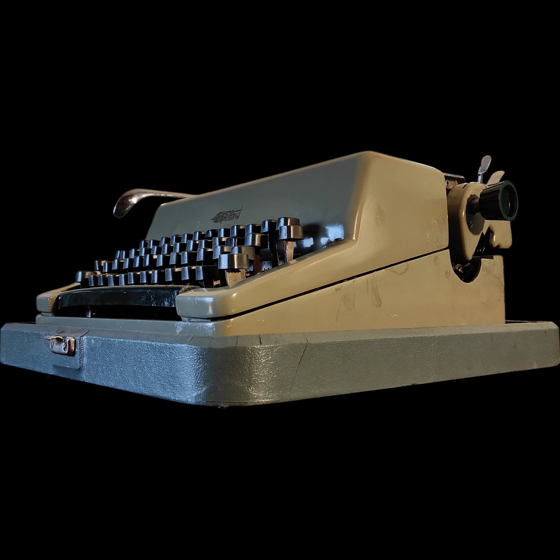 Image of Voss Typewriter. Available from universaltypewritercompany.in