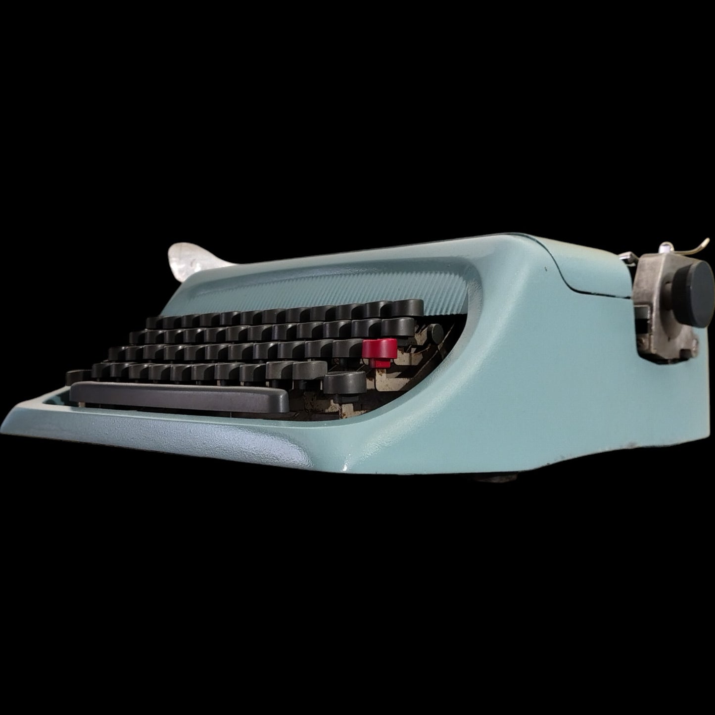 Image of Olivetti Studio 44 Typewriter. Available from universaltypewritercompany.in