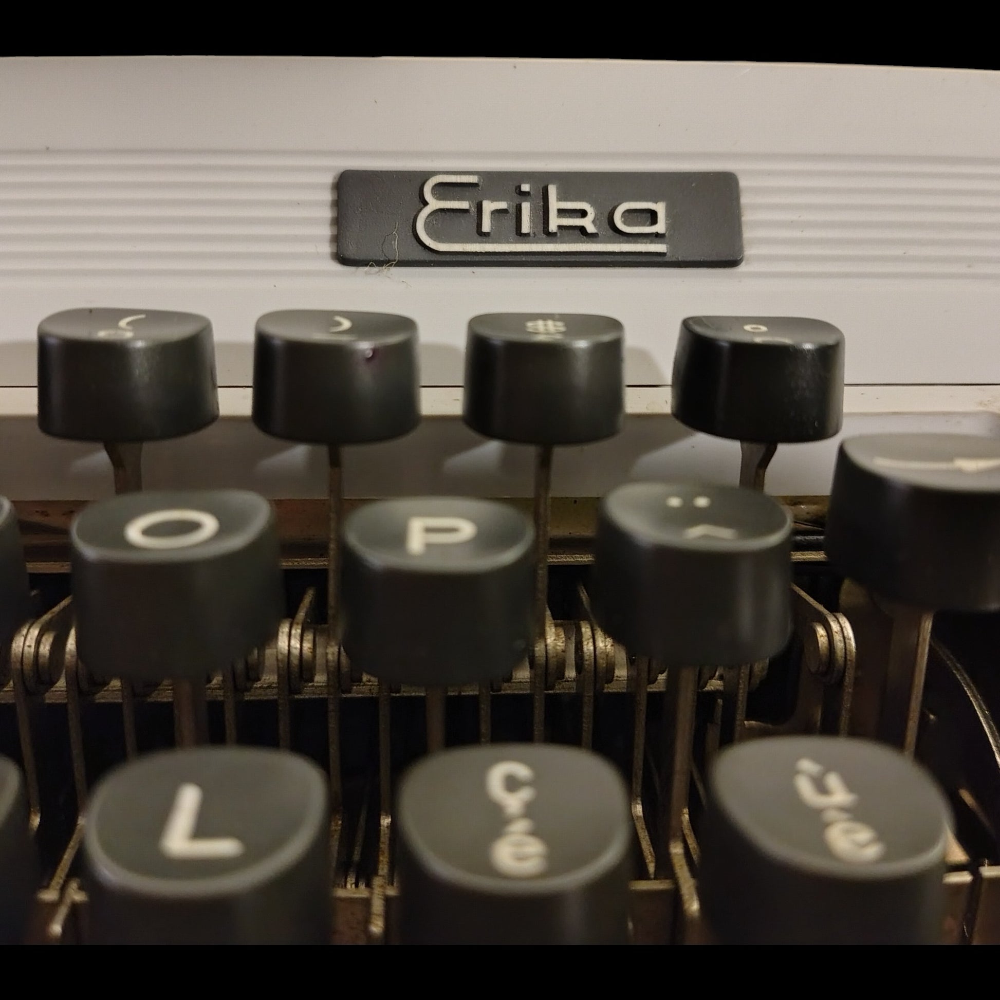 Image of Erika Typewriter. Available from universaltypewritercompany.in