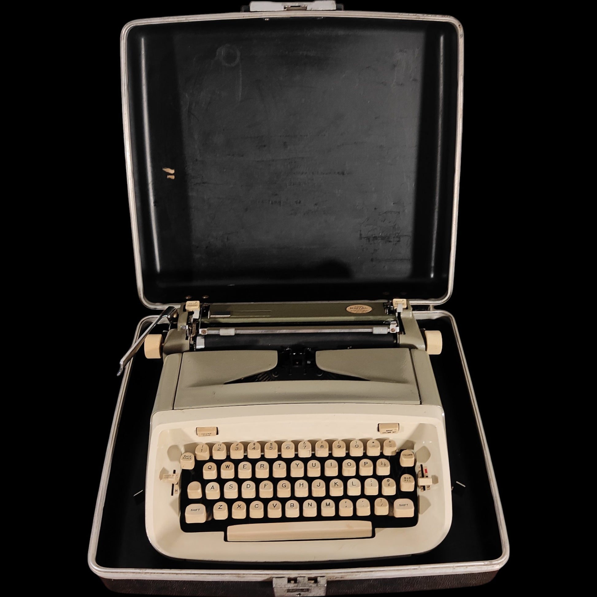 Image of Royal Safari Typewriter. Available from universaltypewritercompany.in