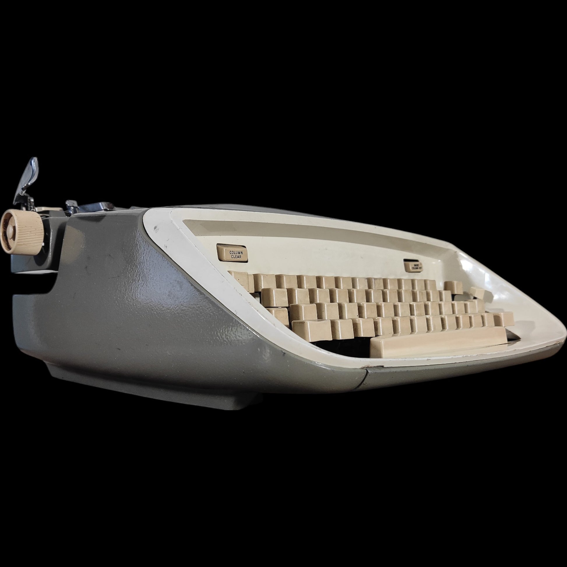 Image of Royal Safari Typewriter. Available from universaltypewritercompany.in