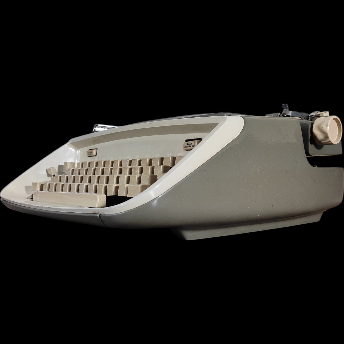 Image of Royal Safari Typewriter. Available from universaltypewritercompany.in