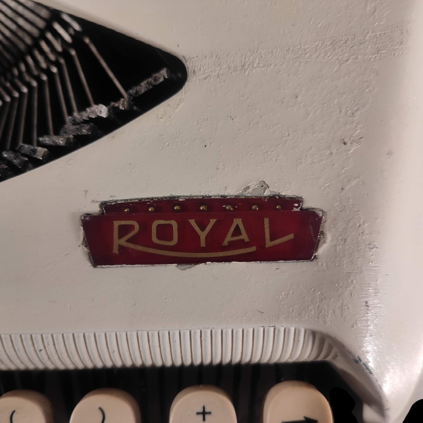 Image of Royal Royalite 120 Typewriter. Available from universaltypewritercompany.in