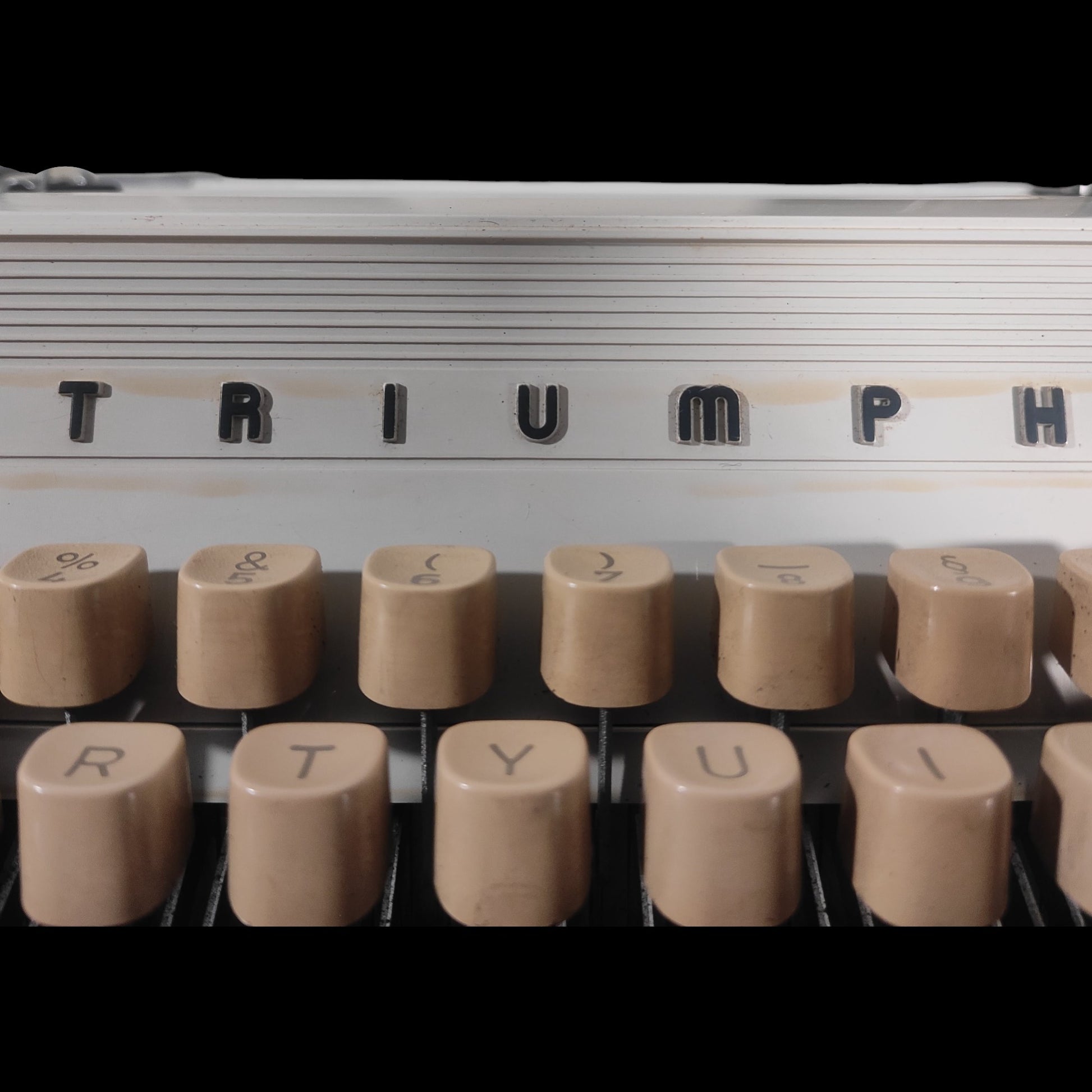 Image of Triumph Gabriele 10 Typewriter. Available from universaltypewritercompany.in