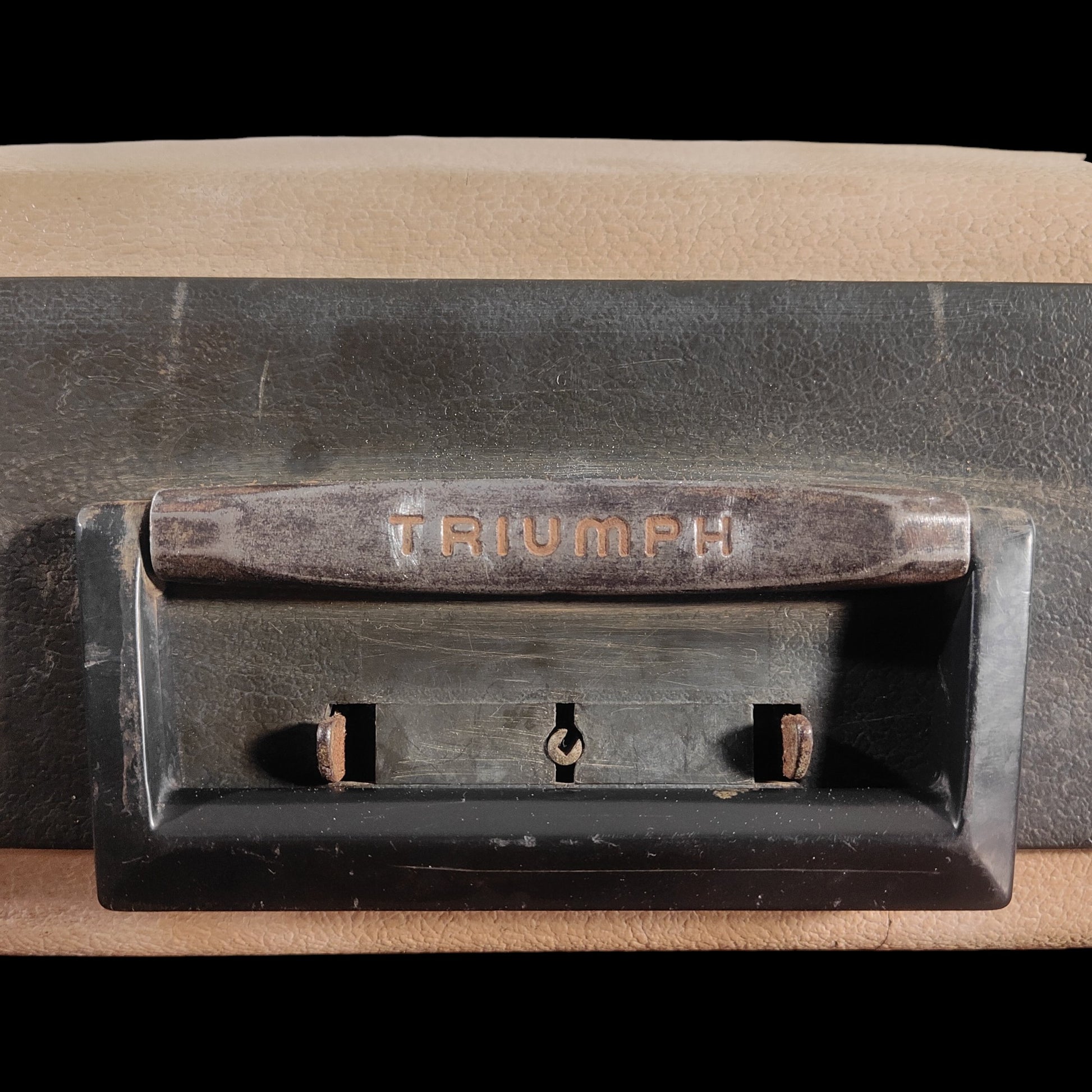 Image of Triumph Gabriele 10 Typewriter. Available from universaltypewritercompany.in