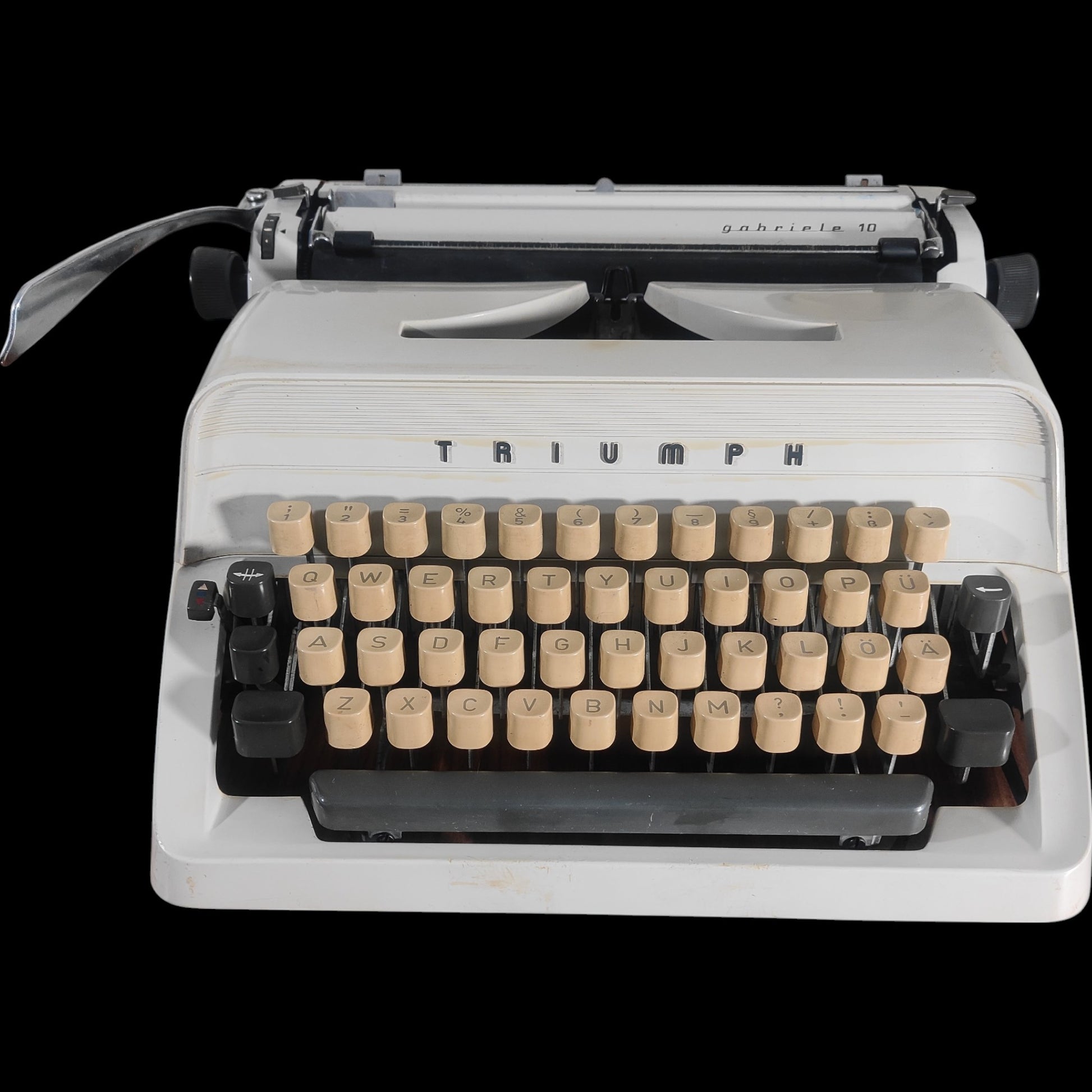 Image of Triumph Gabriele 10 Typewriter. Available from universaltypewritercompany.in