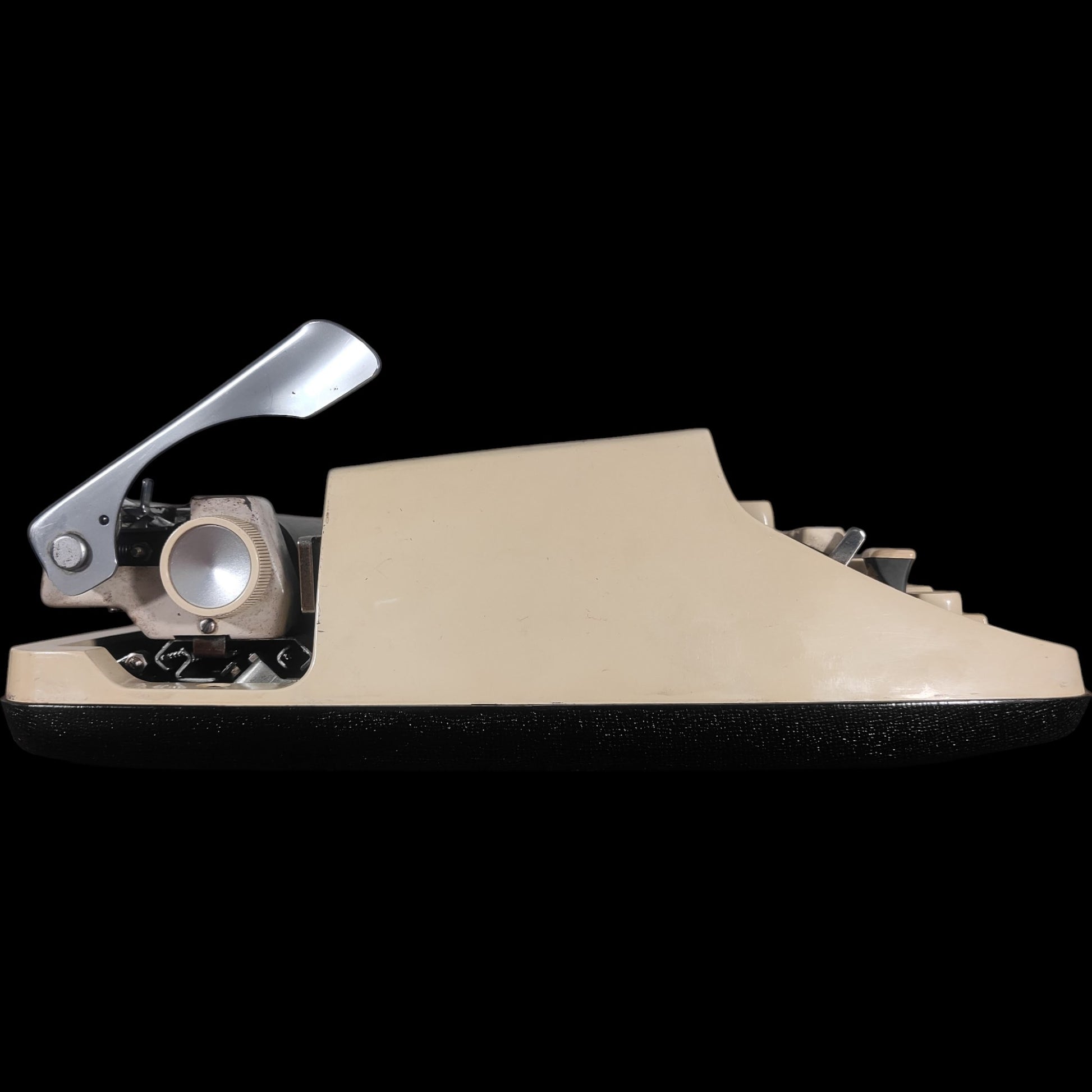 Image of Brother Deluxe 850TR Typewriter. Available from universaltypewritercompany.in