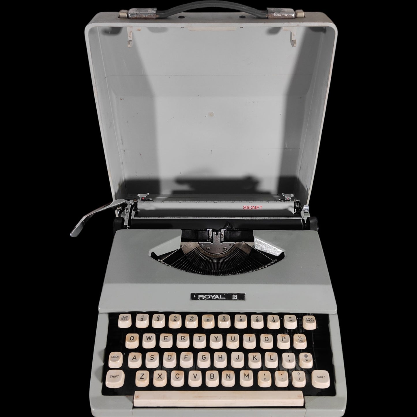 Image of Royal Signet Typewriter. Available from universaltypewritercompany.in