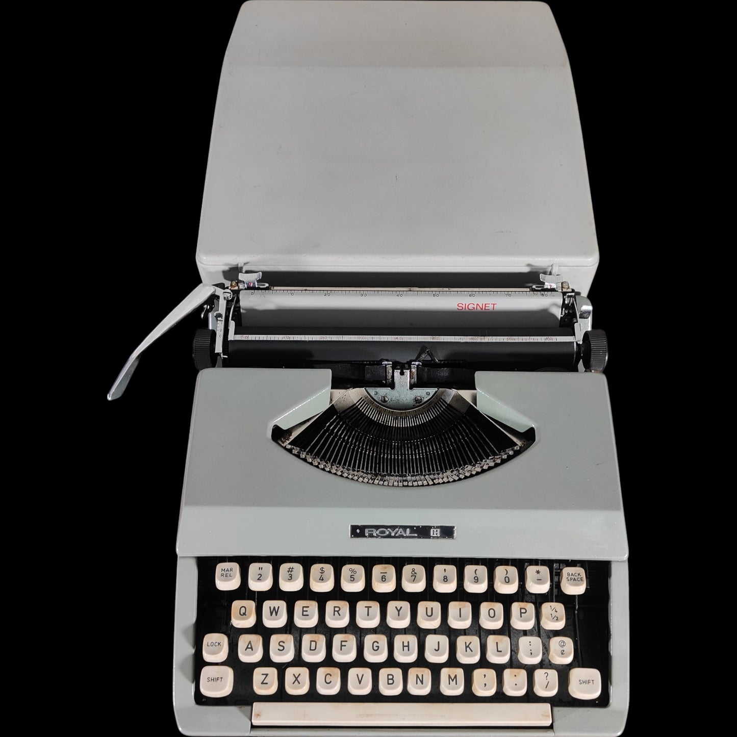 Image of Royal Signet Typewriter. Available from universaltypewritercompany.in