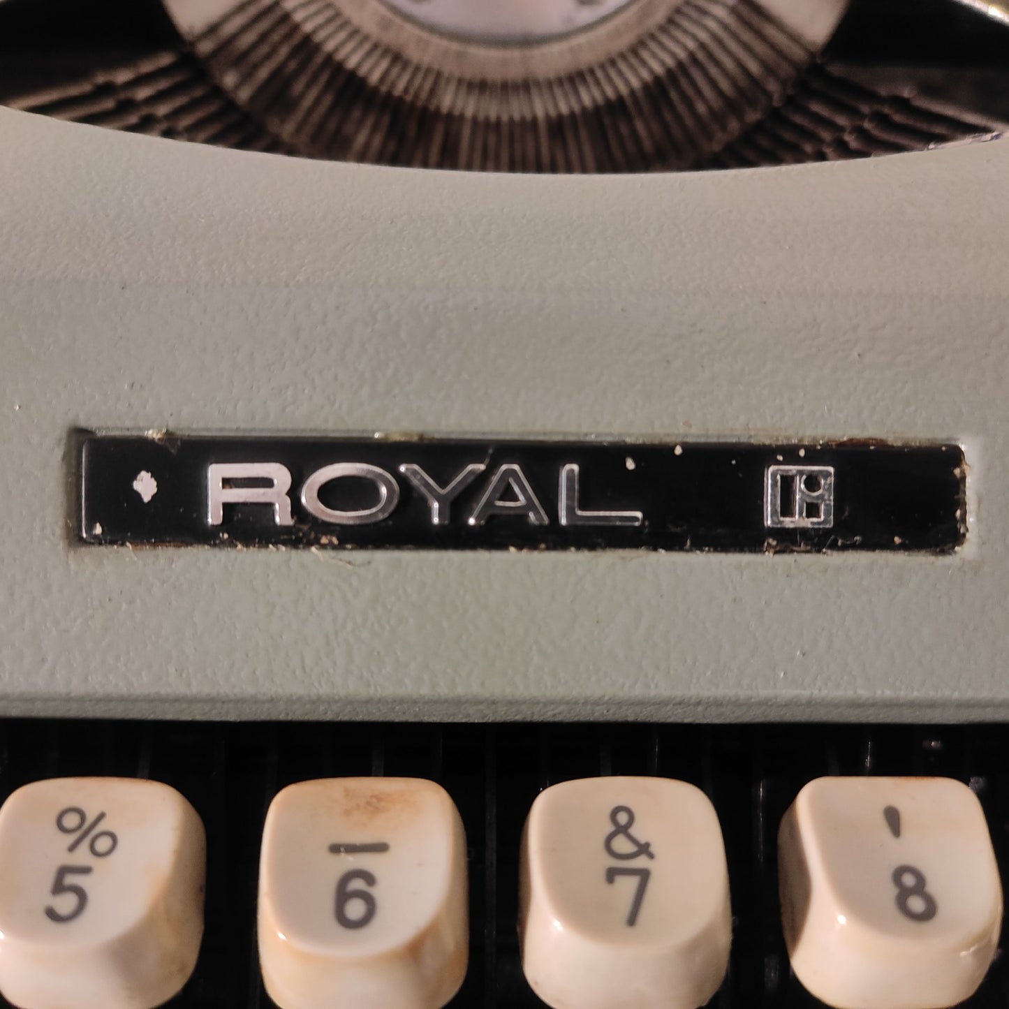 Image of Royal Signet Typewriter. Available from universaltypewritercompany.in