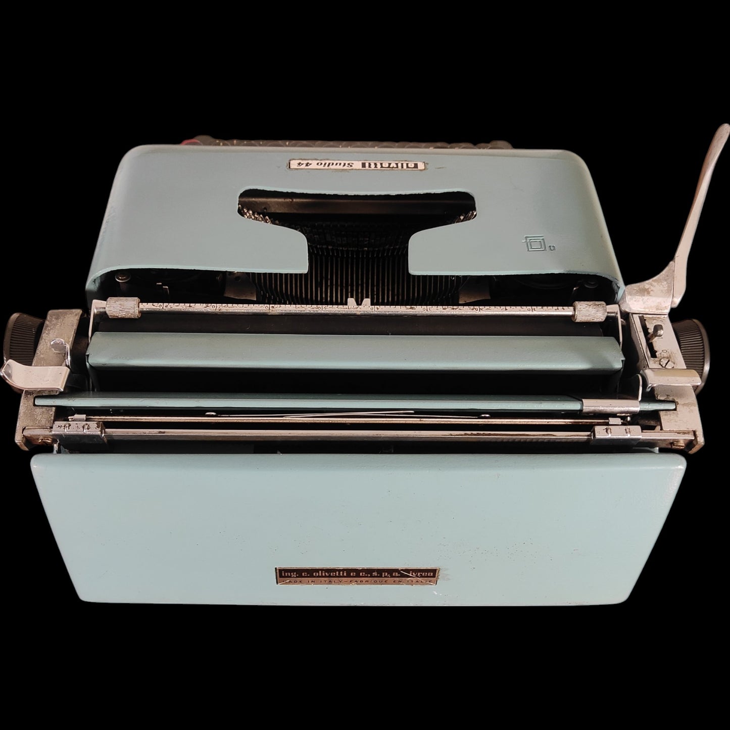 Image of Olivetti Studio 44 Typewriter. Available from universaltypewritercompany.in