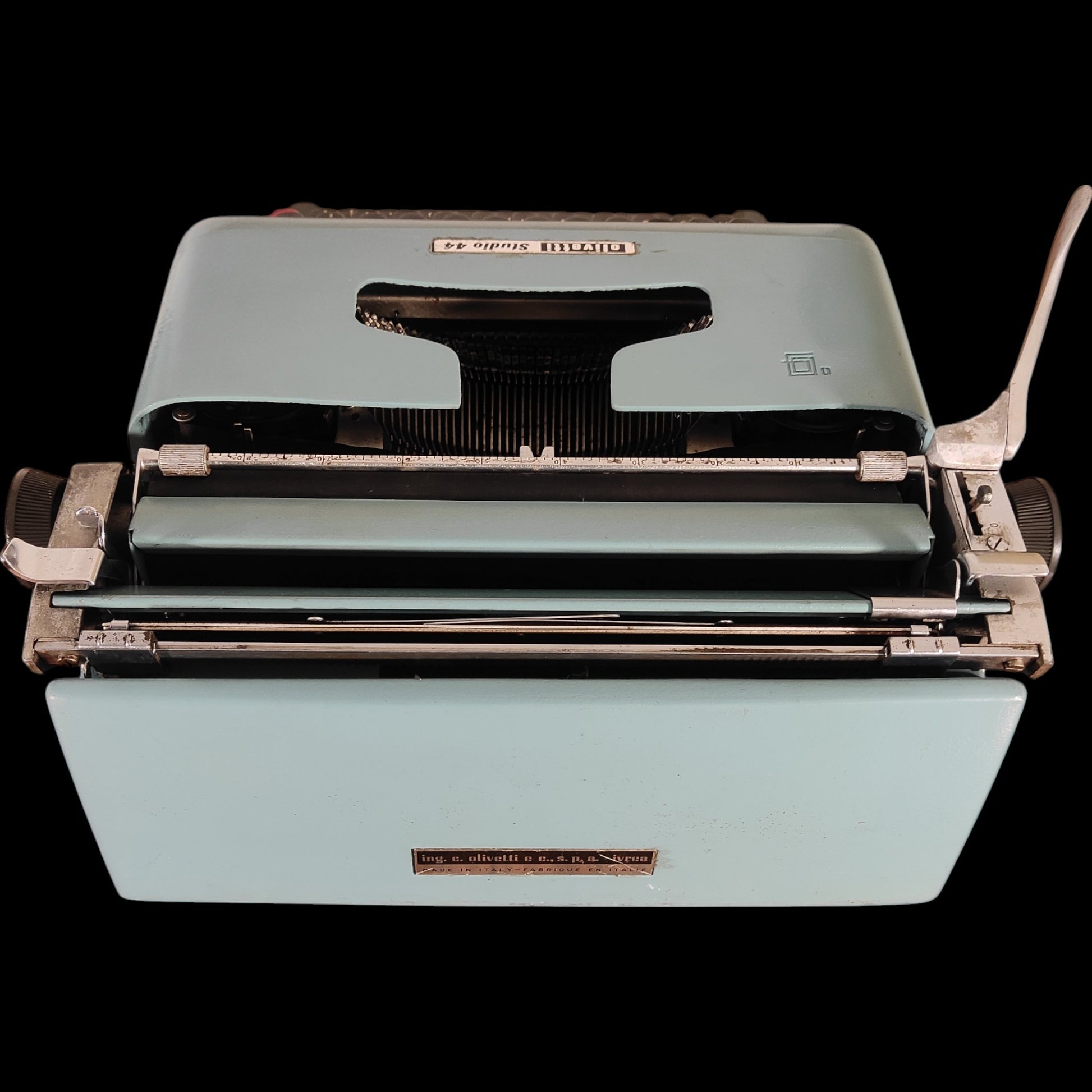 Image of Olivetti Studio 44 Typewriter. Available from universaltypewritercompany.in