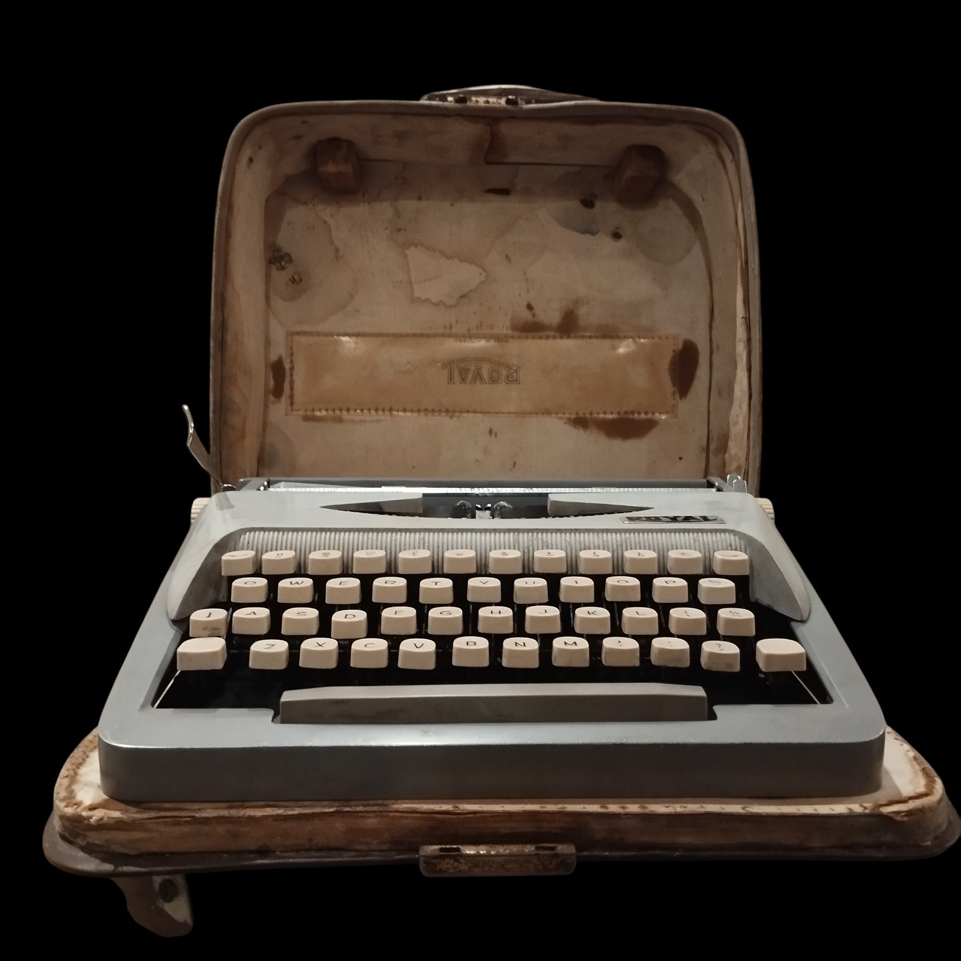Image of Royal Royalite 120 Typewriter. Available from universaltypewritercompany.in