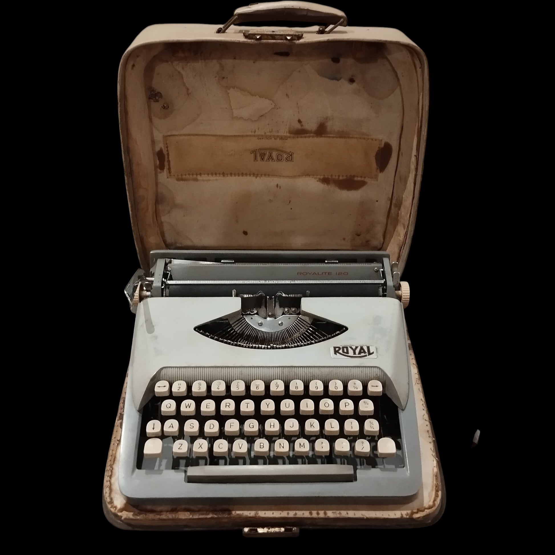 Image of Royal Royalite 120 Typewriter. Available from universaltypewritercompany.in