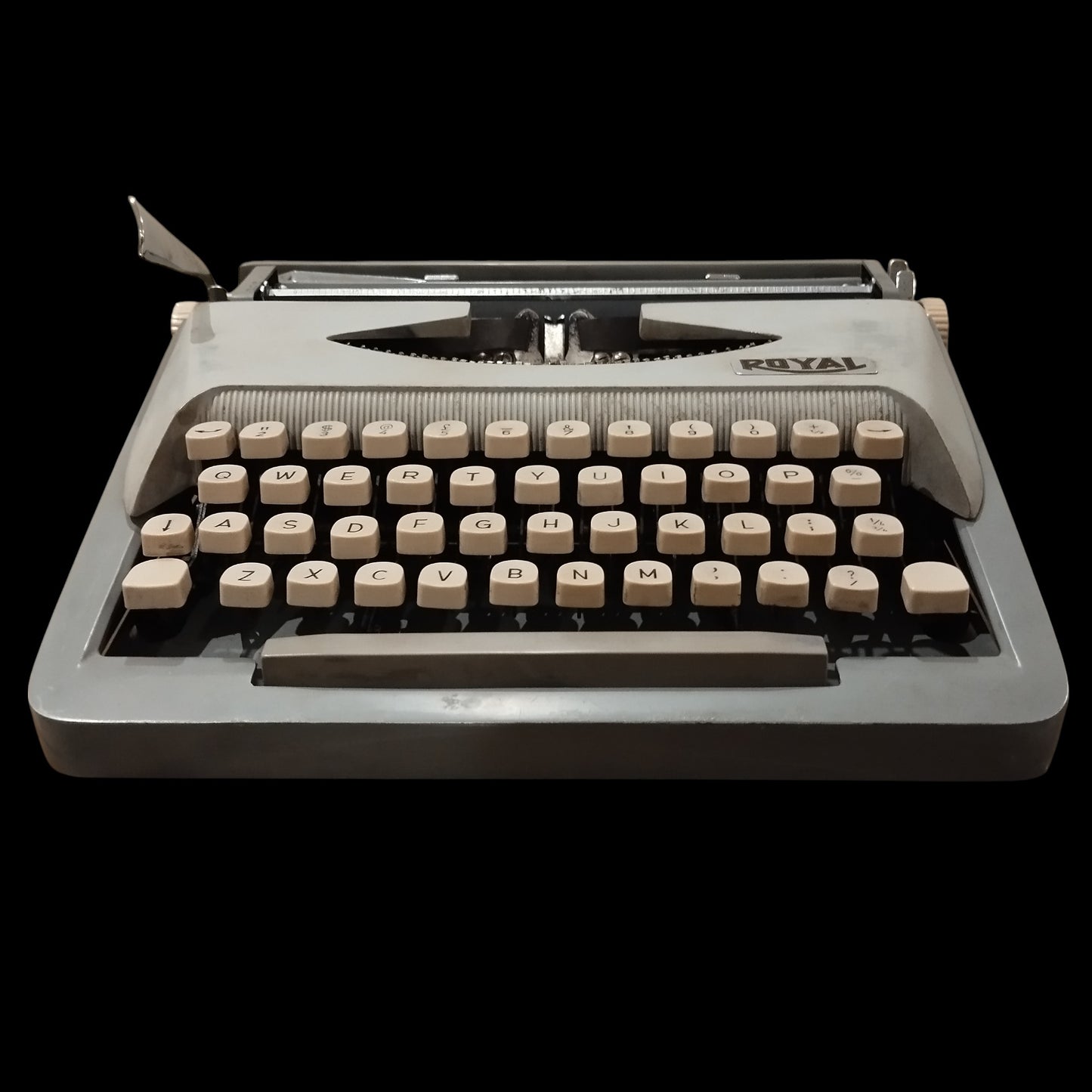 Image of Royal Royalite 120 Typewriter. Available from universaltypewritercompany.in