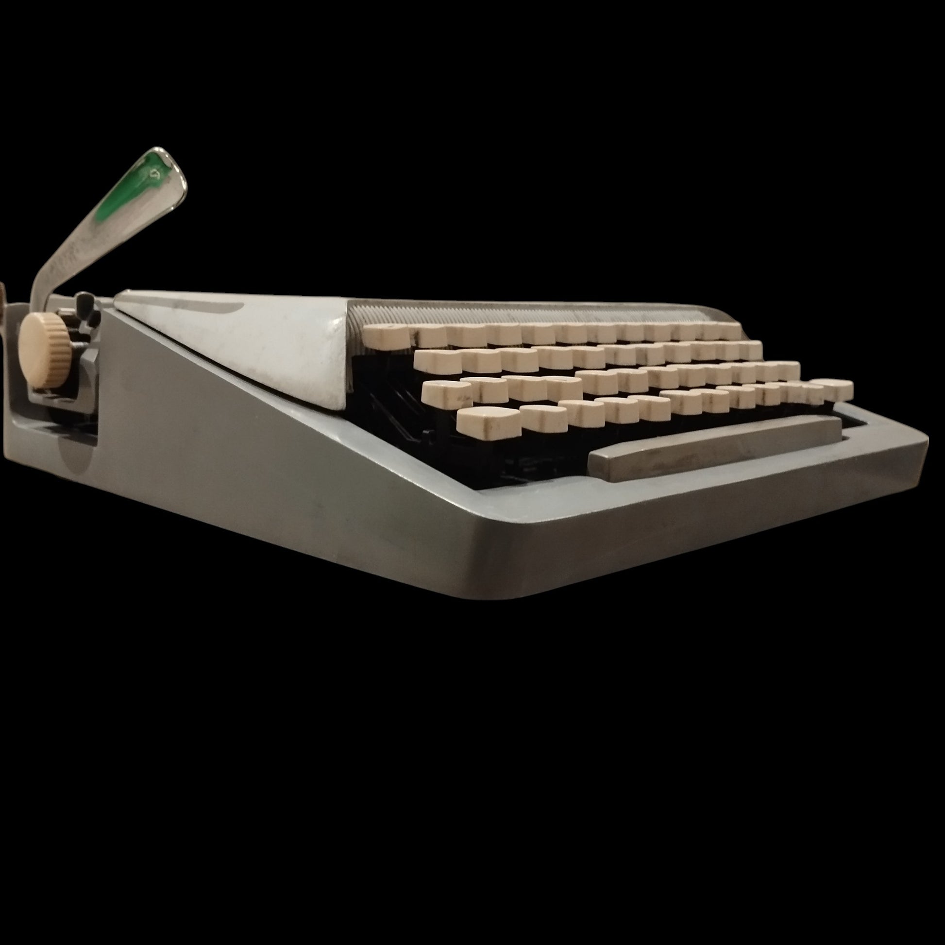 Image of Royal Royalite 120 Typewriter. Available from universaltypewritercompany.in