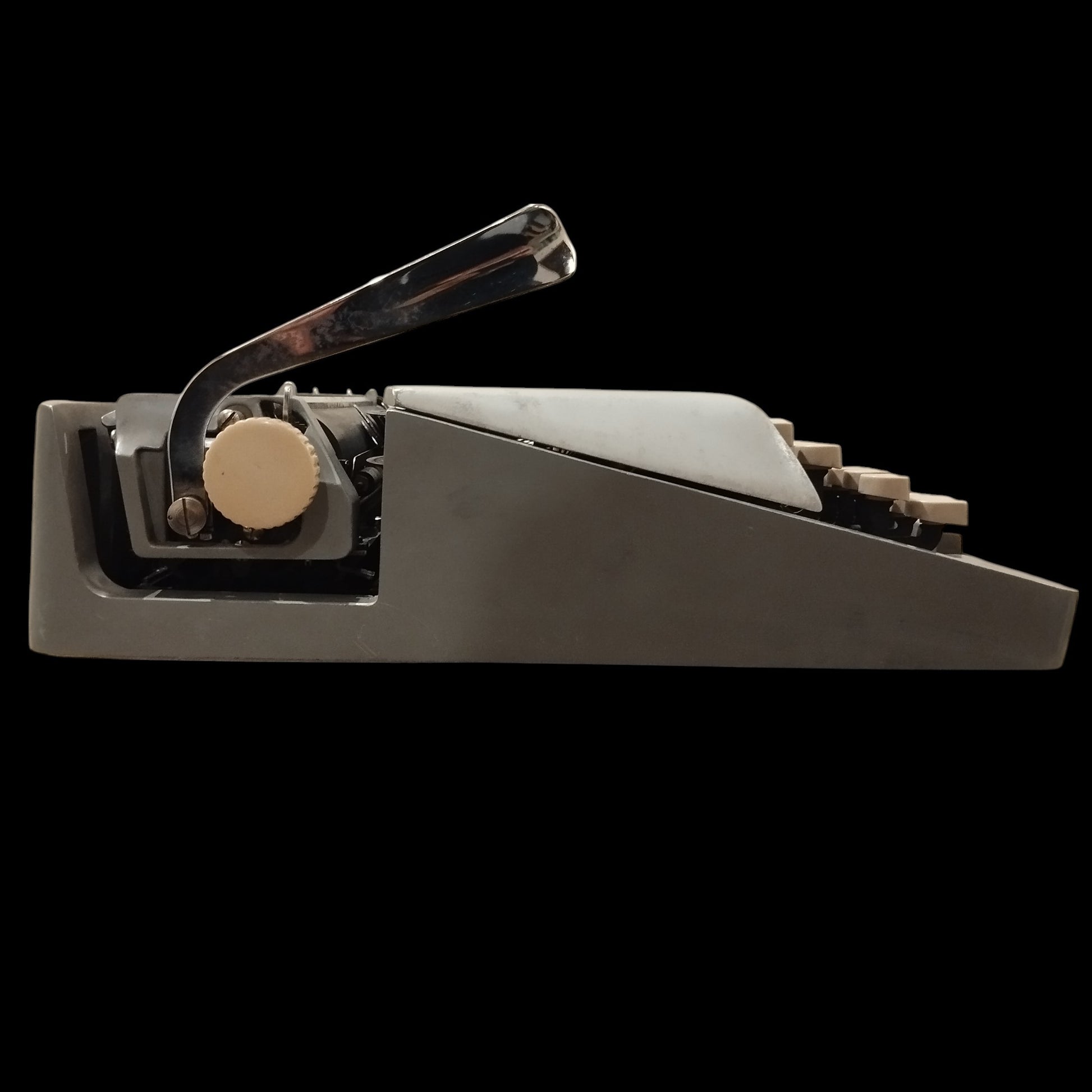 Image of Royal Royalite 120 Typewriter. Available from universaltypewritercompany.in