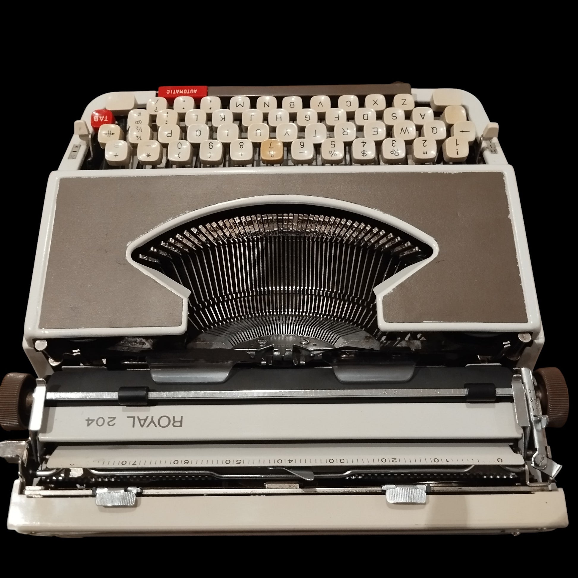 Image of Royal 204 Typewriter. Available from universaltypewritercompany.in