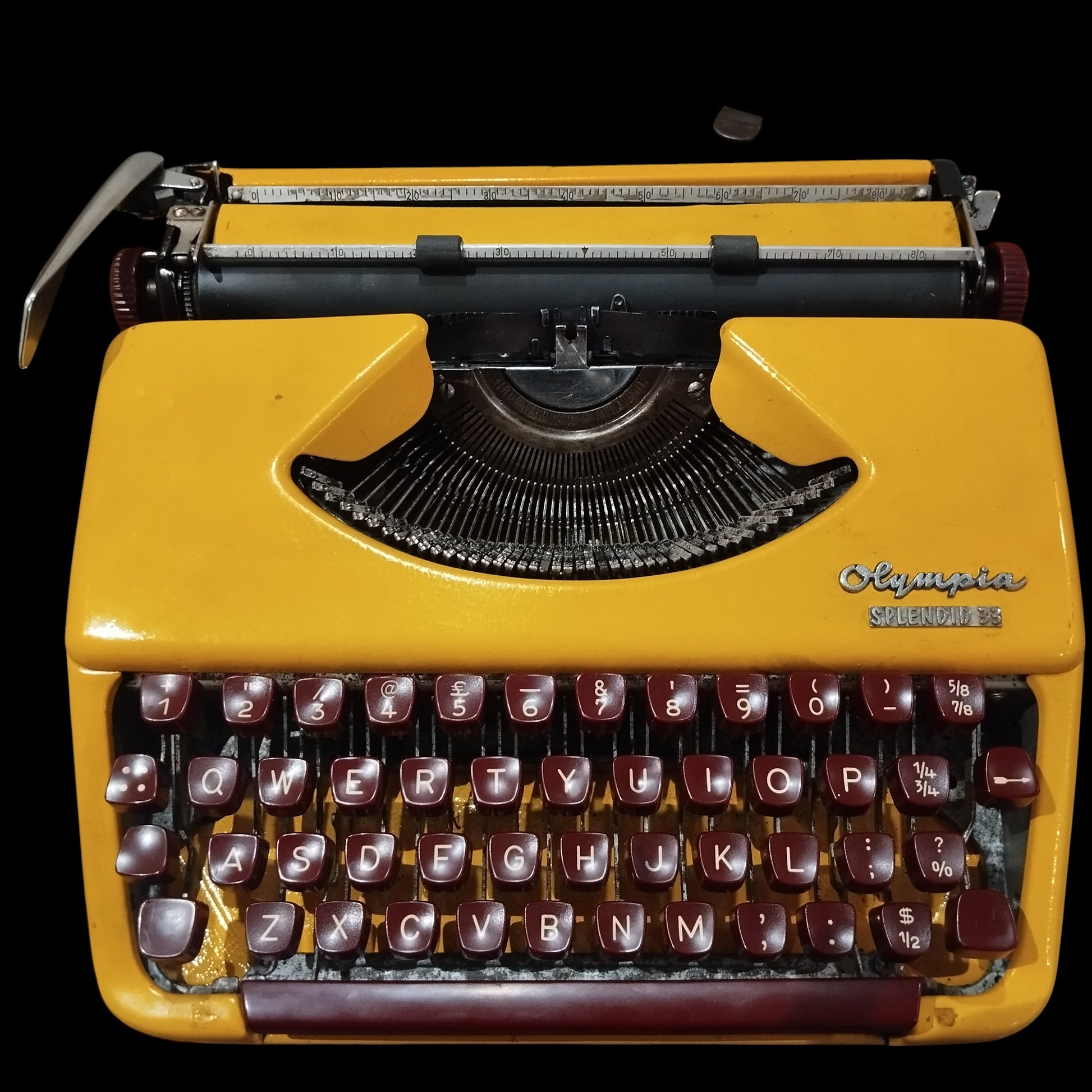Image of Olympia Splendid 33 Typewriter. Available from universaltypewritercompany.in