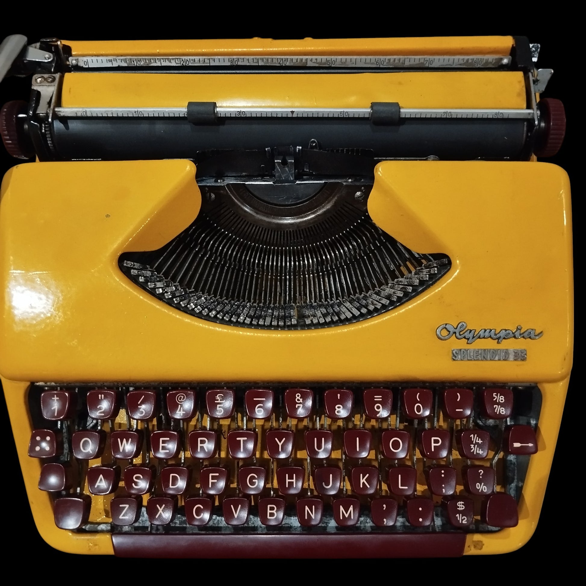 Image of Olympia Splendid 33 Typewriter. Available from universaltypewritercompany.in