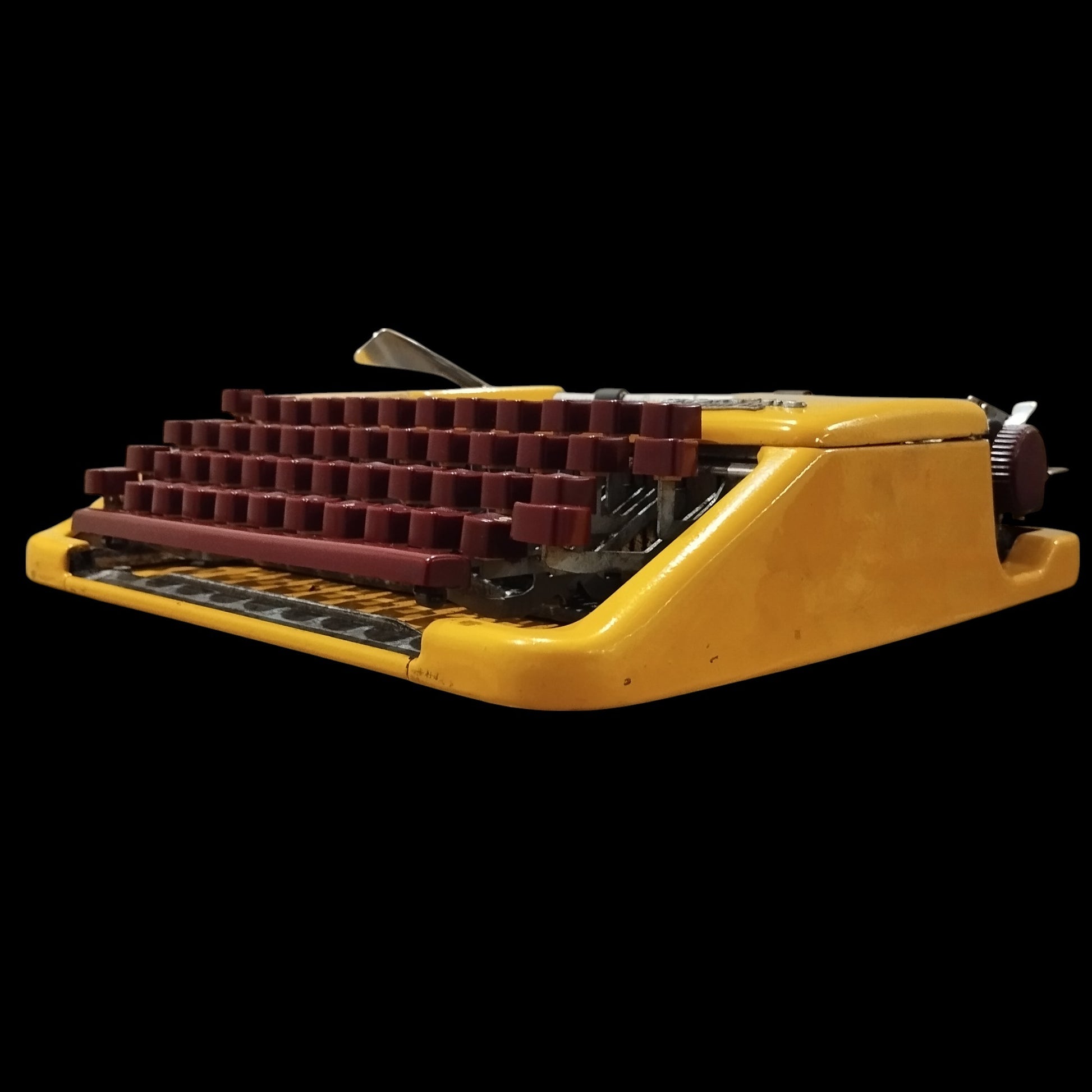 Image of Olympia Splendid 33 Typewriter. Available from universaltypewritercompany.in