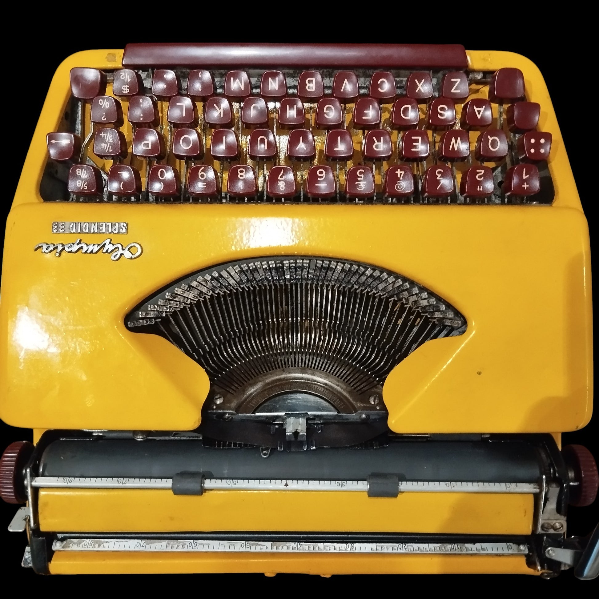 Image of Olympia Splendid 33 Typewriter. Available from universaltypewritercompany.in