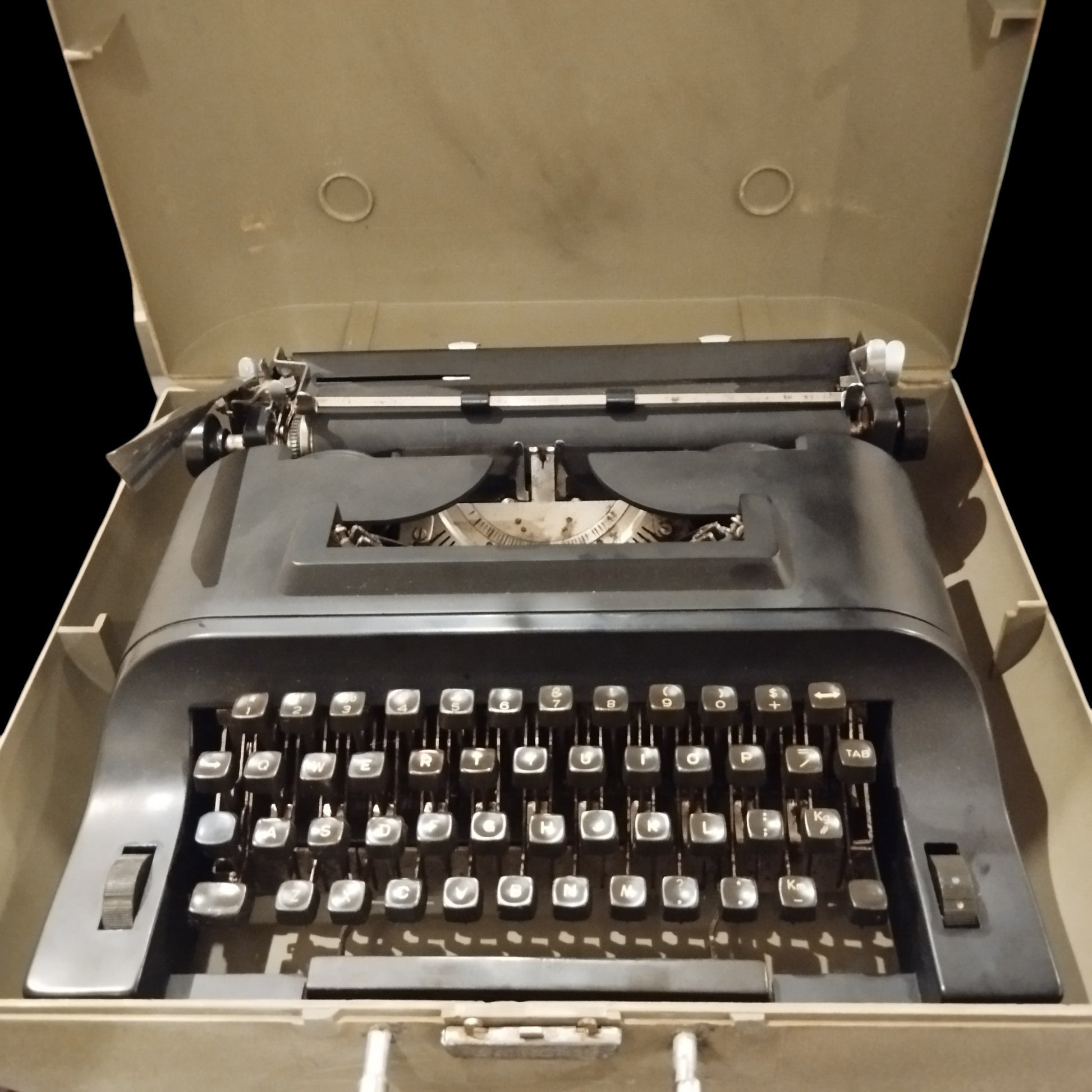 Image of Remington 20 Typewriter. Available from universaltypewritercompany.in