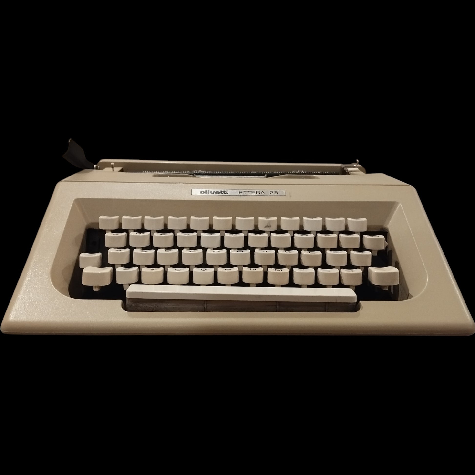Image of Olivetti Lettera 25 Typewriter. Available at universaltypewritercompany.in