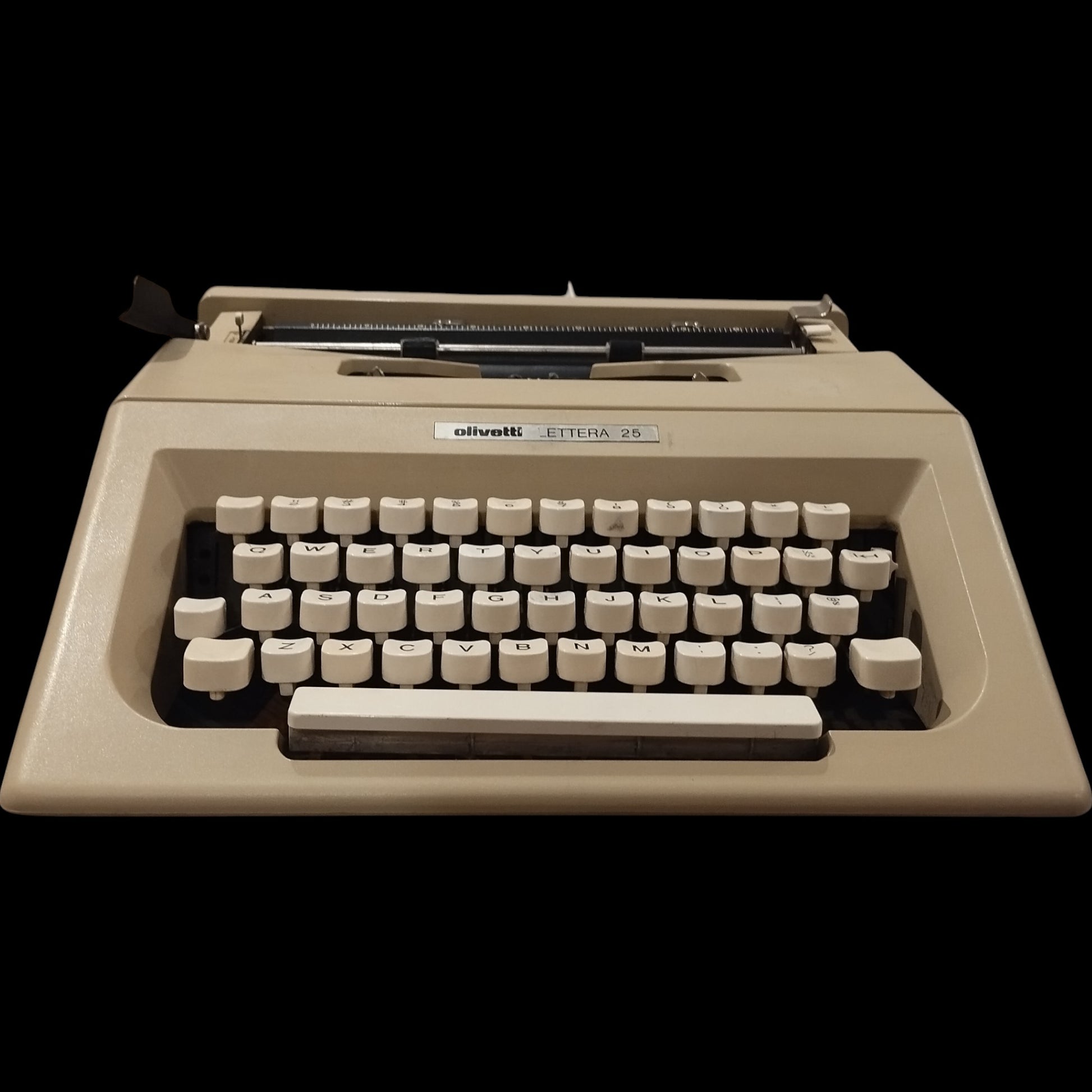 Image of Olivetti Lettera 25 Typewriter. Available at universaltypewritercompany.in