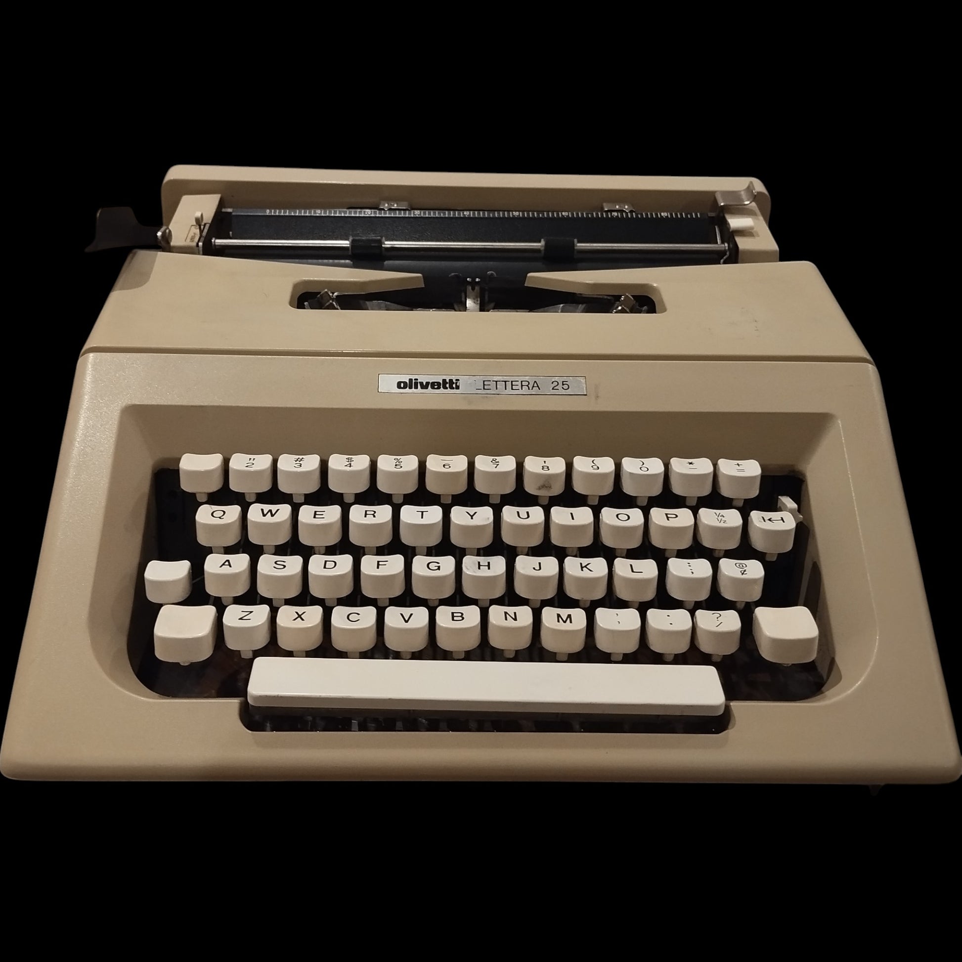Image of Olivetti Lettera 25 Typewriter. Available at universaltypewritercompany.in