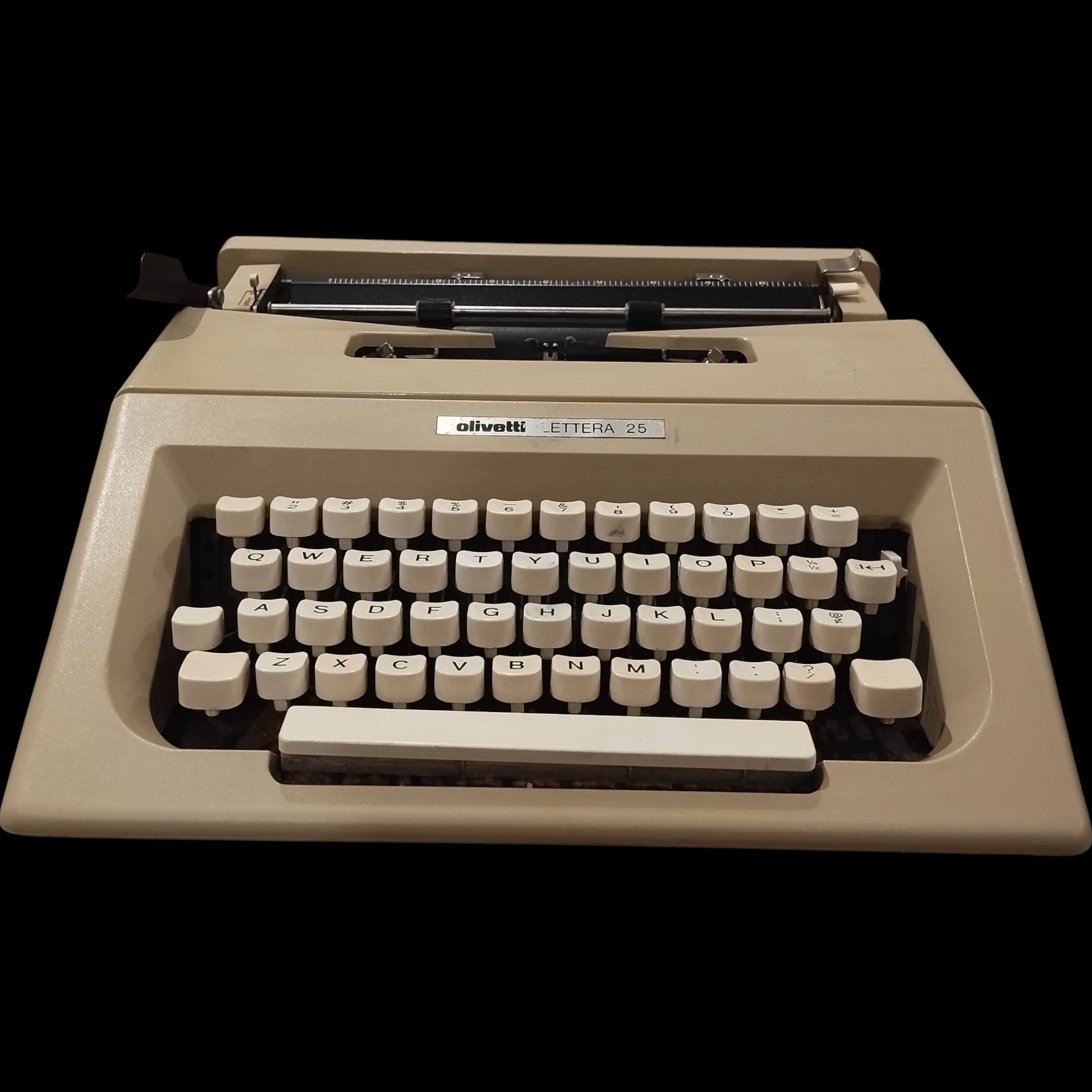 Image of Olivetti Lettera 25 Typewriter. Available at universaltypewritercompany.in