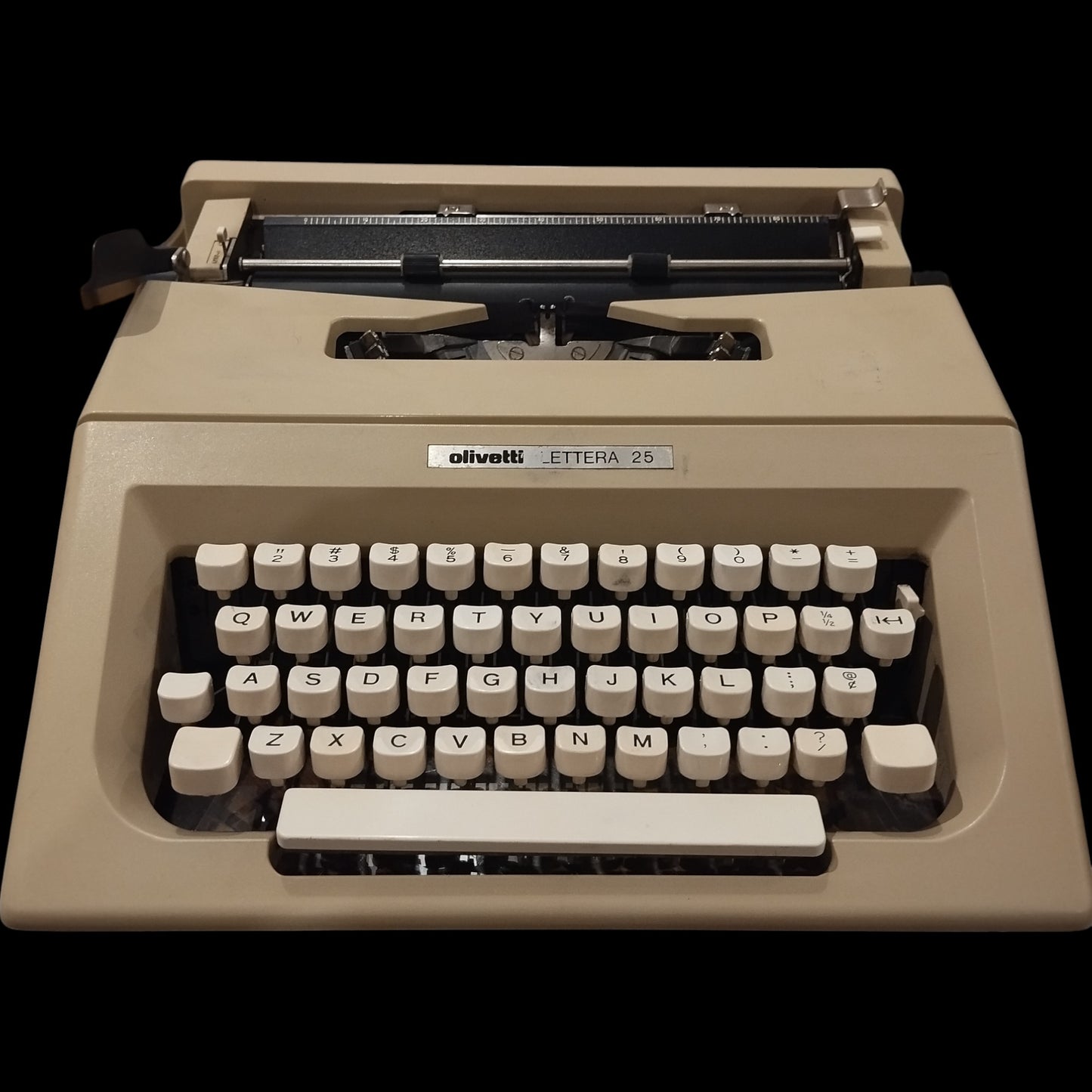 Image of Olivetti Lettera 25 Typewriter. Available at universaltypewritercompany.in