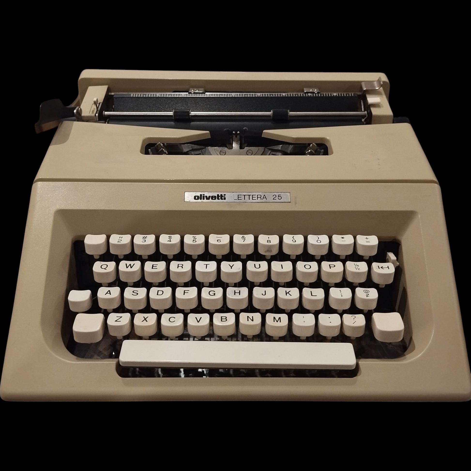 Image of Olivetti Lettera 25 Typewriter. Available at universaltypewritercompany.in