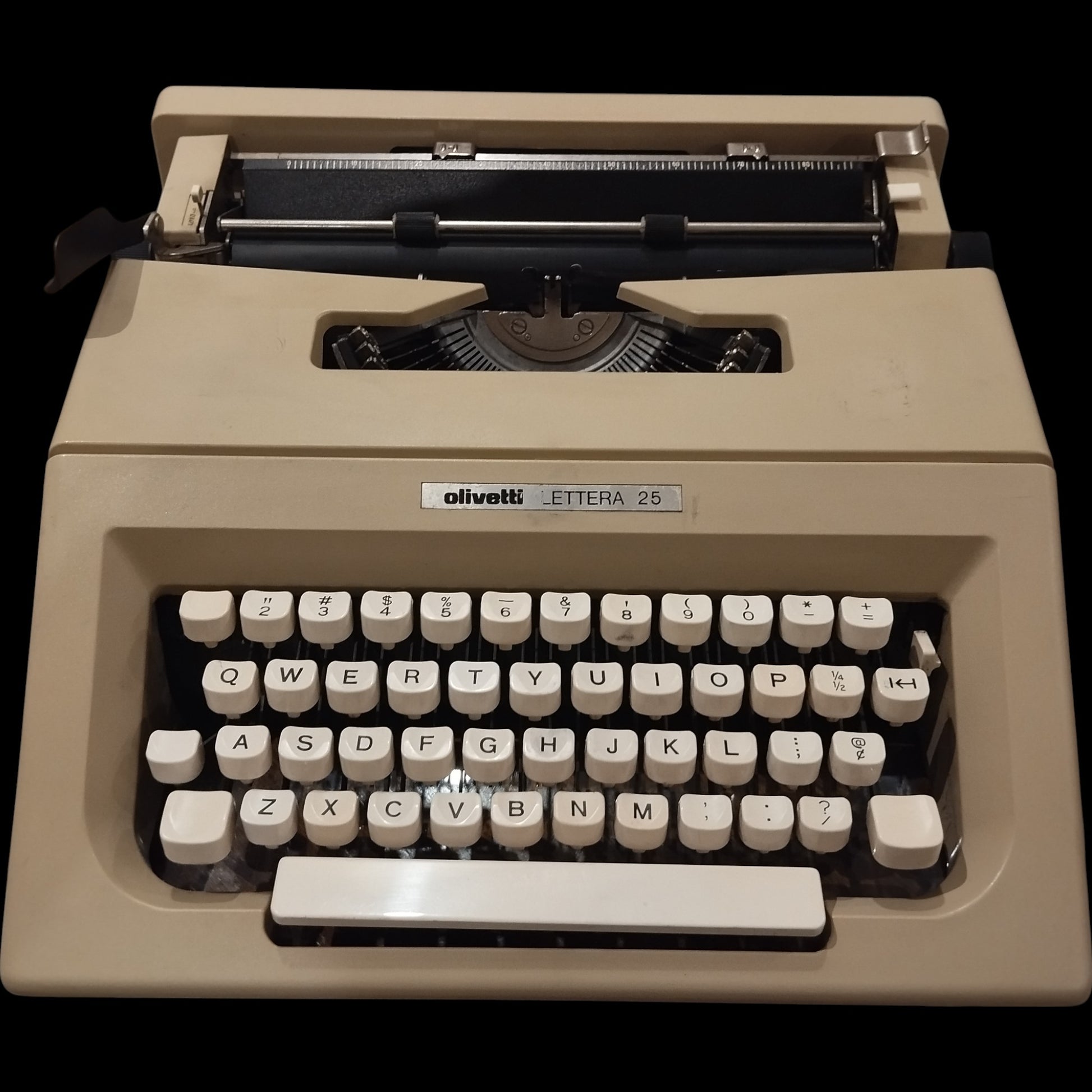 Image of Olivetti Lettera 25 Typewriter. Available at universaltypewritercompany.in