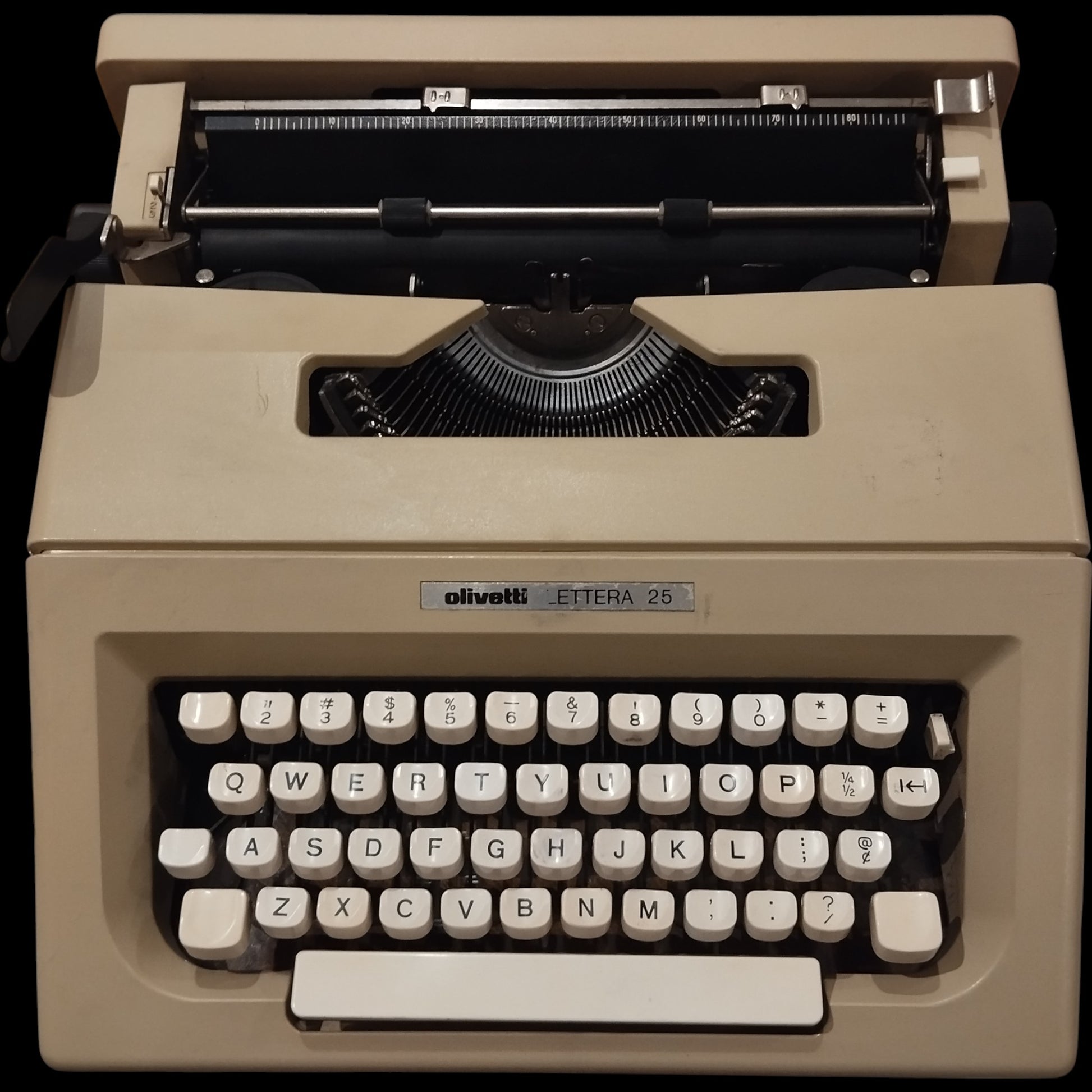 Image of Olivetti Lettera 25 Typewriter. Available at universaltypewritercompany.in