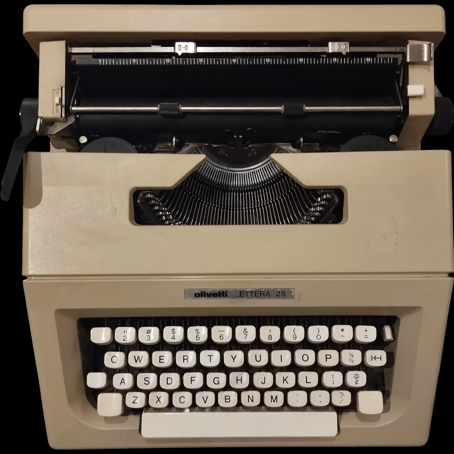 Image of Olivetti Lettera 25 Typewriter. Available at universaltypewritercompany.in