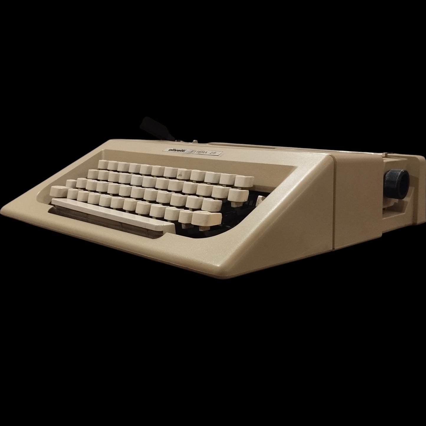 Image of Olivetti Lettera 25 Typewriter. Available at universaltypewritercompany.in
